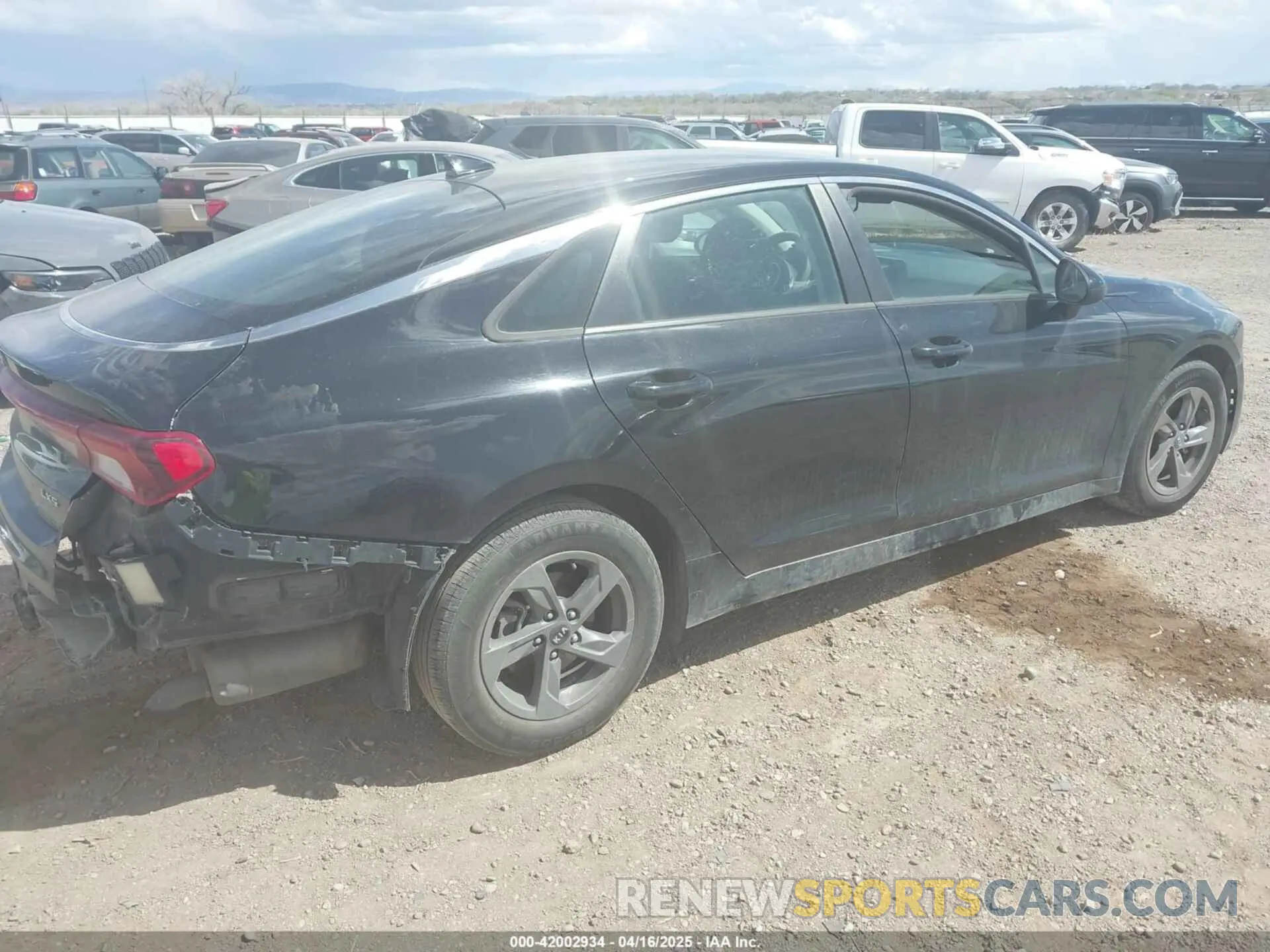 4 fotografías del automóvil dañado 5XXG14J26MG043720 KIA K5 2021