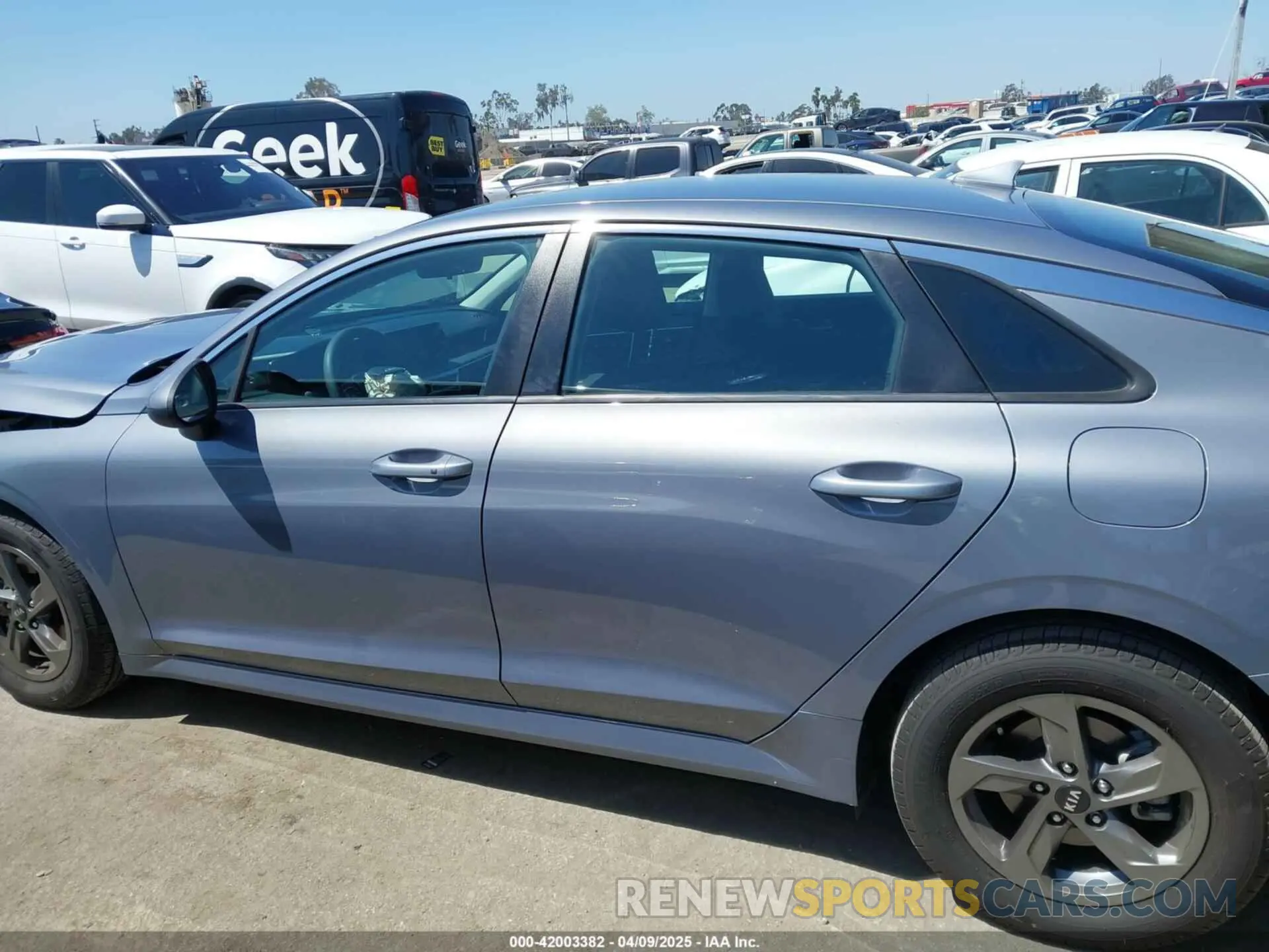 14 fotografías del automóvil dañado 5XXG14J26MG057794 KIA K5 2021