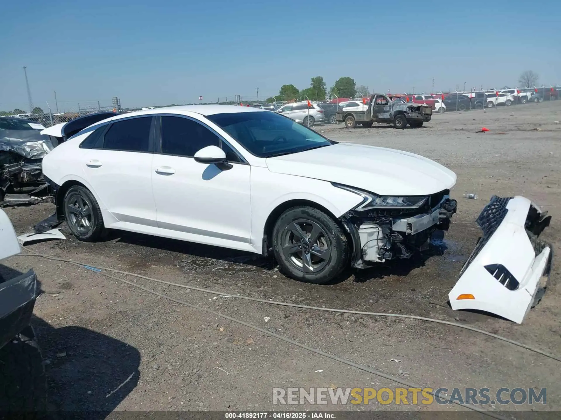 13 fotografías del automóvil dañado 5XXG14J28MG017779 KIA K5 2021