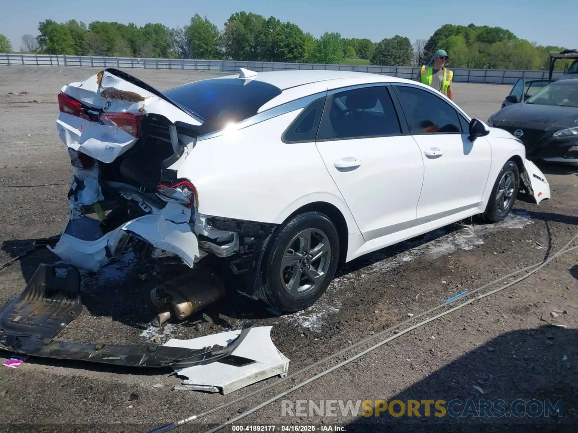 4 fotografías del automóvil dañado 5XXG14J28MG017779 KIA K5 2021