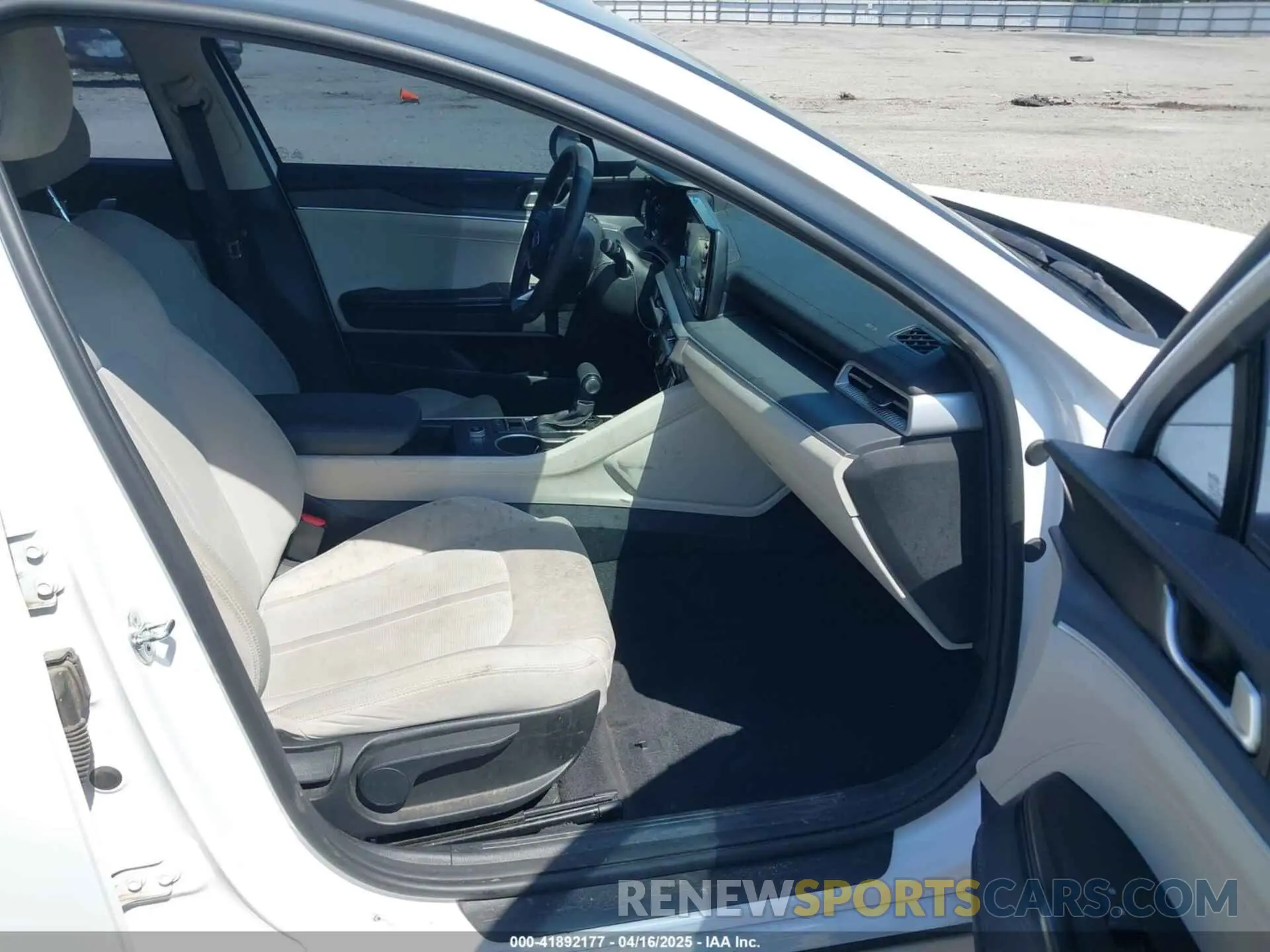 5 fotografías del automóvil dañado 5XXG14J28MG017779 KIA K5 2021