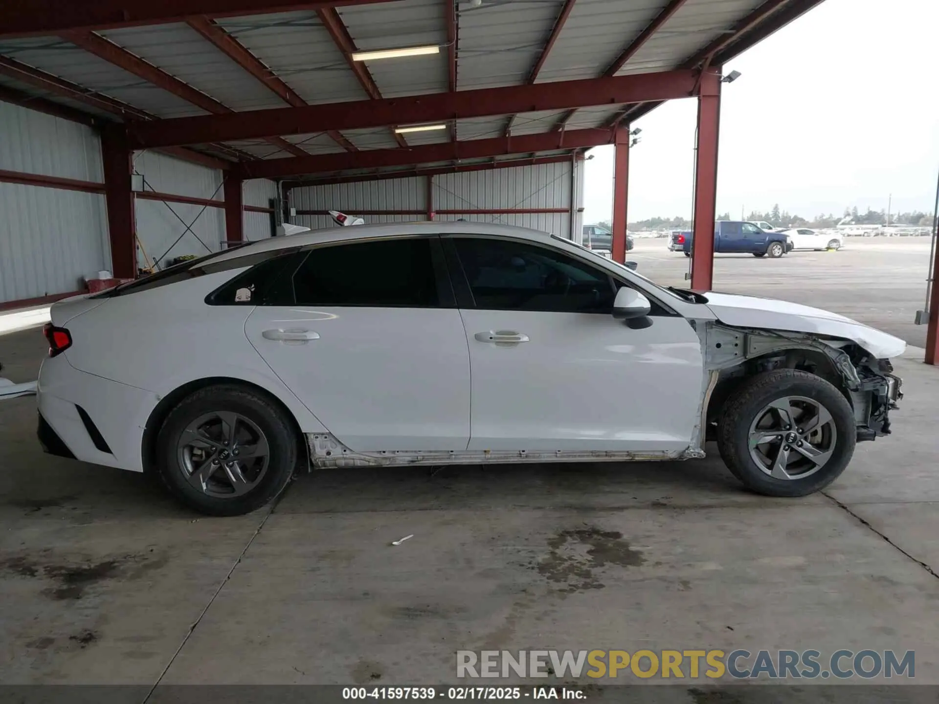 14 fotografías del automóvil dañado 5XXG14J28MG046392 KIA K5 2021