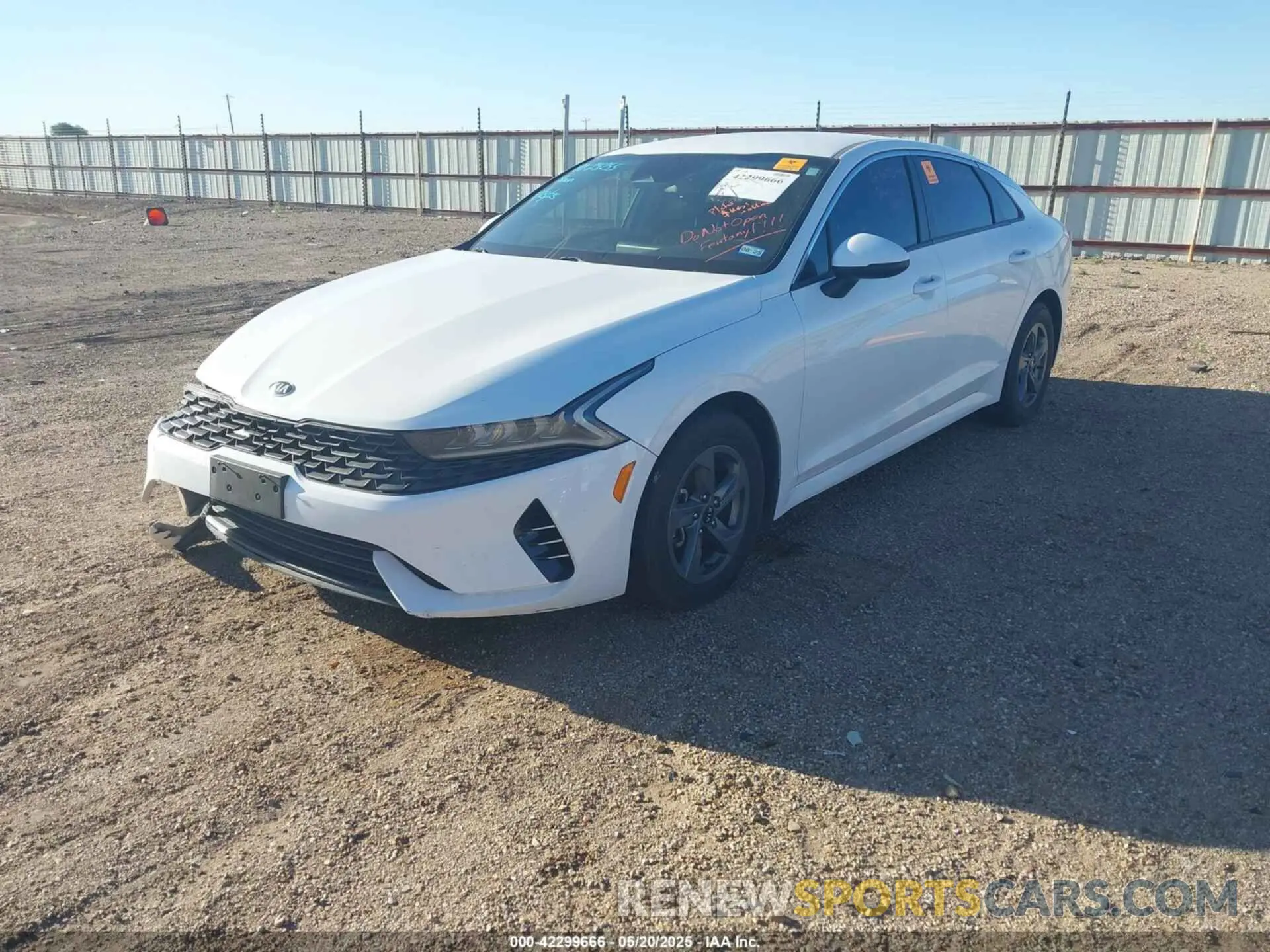 2 fotografías del automóvil dañado 5XXG24J25MG069822 KIA K5 2021