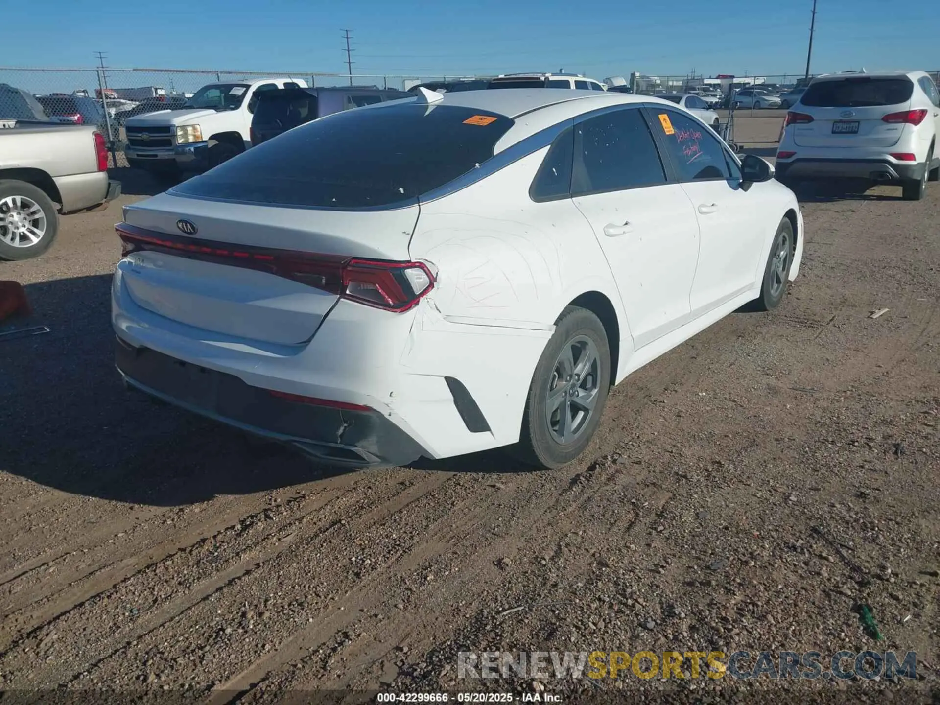 4 fotografías del automóvil dañado 5XXG24J25MG069822 KIA K5 2021