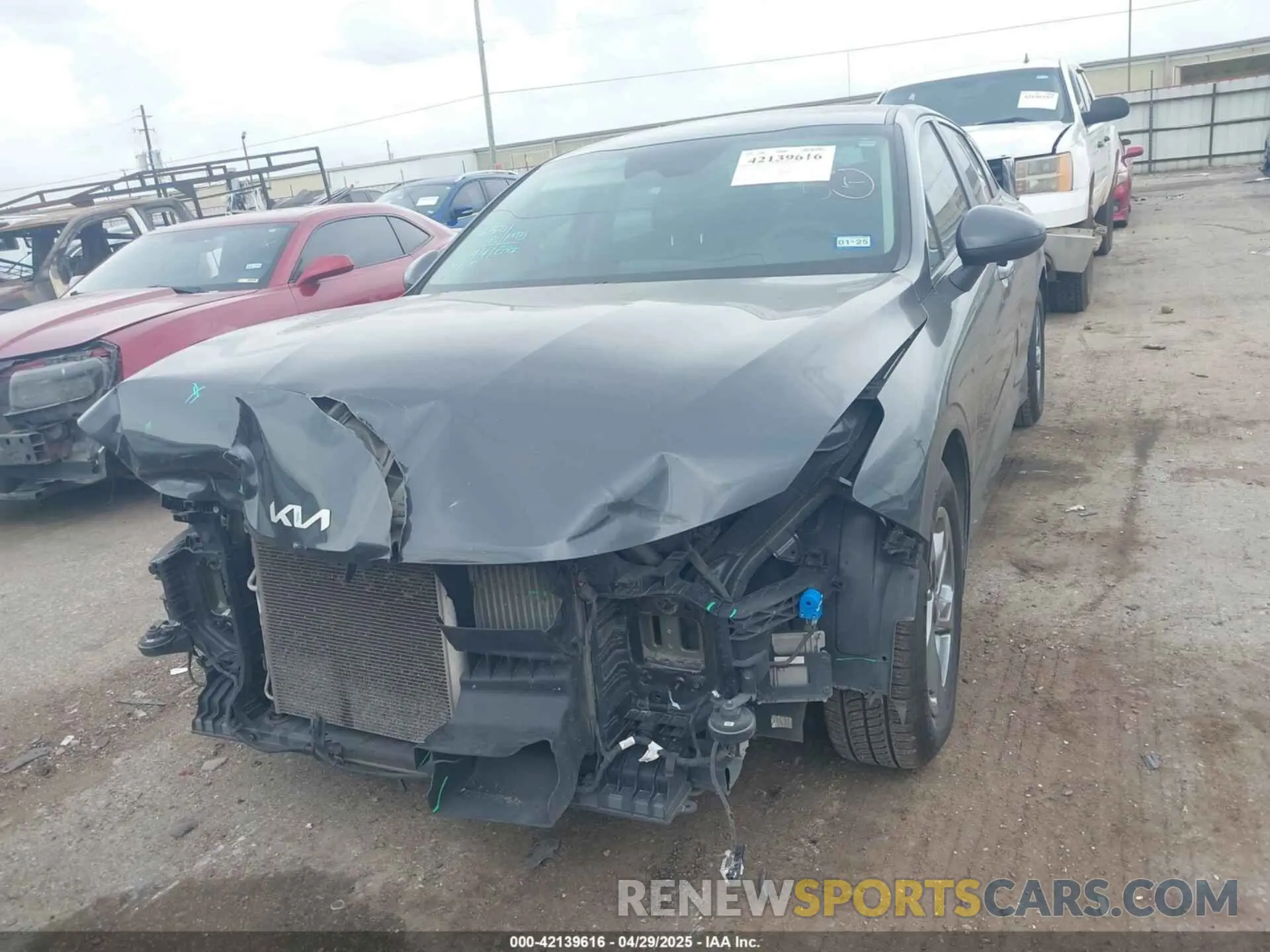 2 fotografías del automóvil dañado 5XXG14J21NG131169 KIA K5 2022