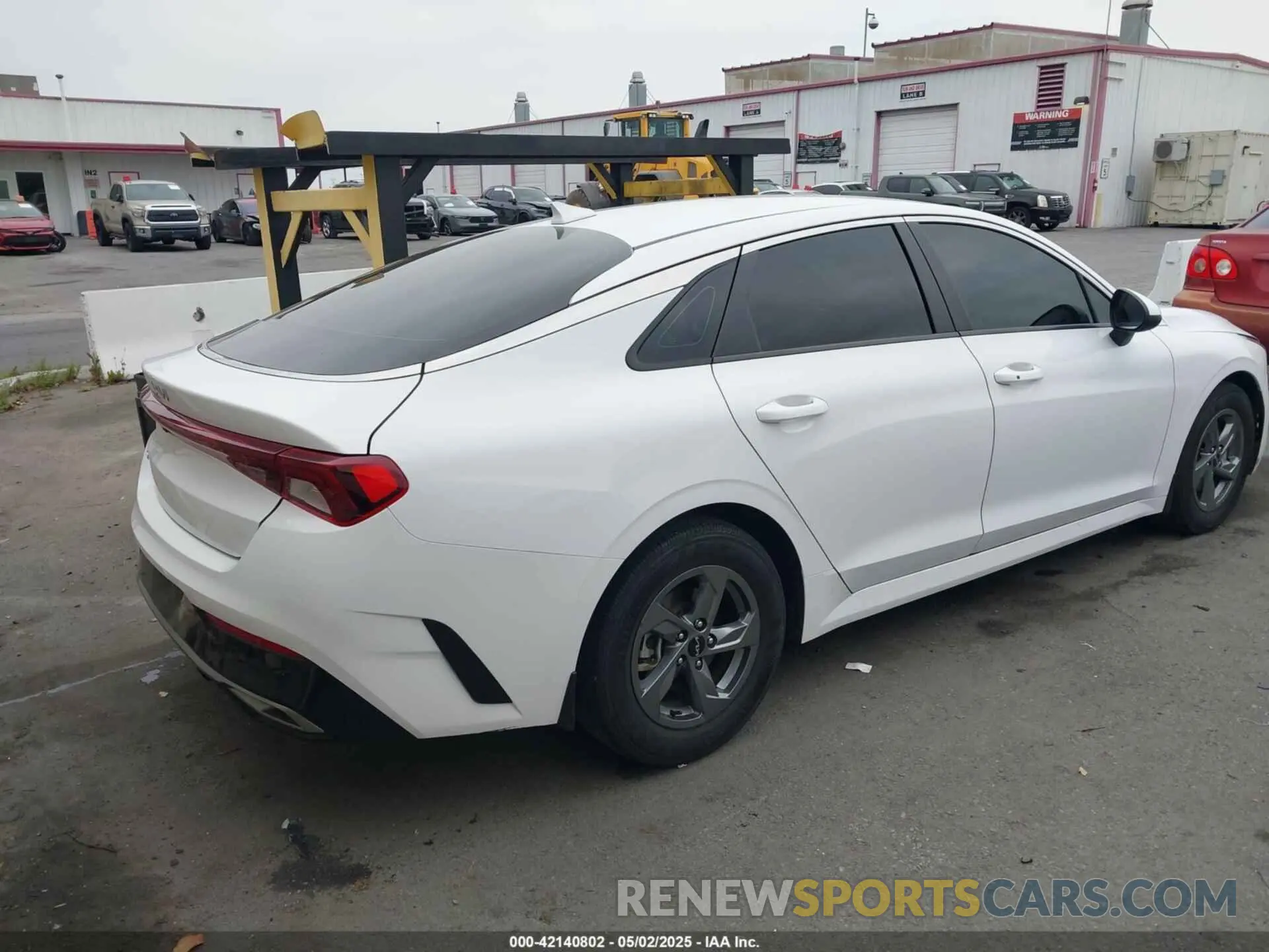 4 fotografías del automóvil dañado 5XXG14J21NG132855 KIA K5 2022