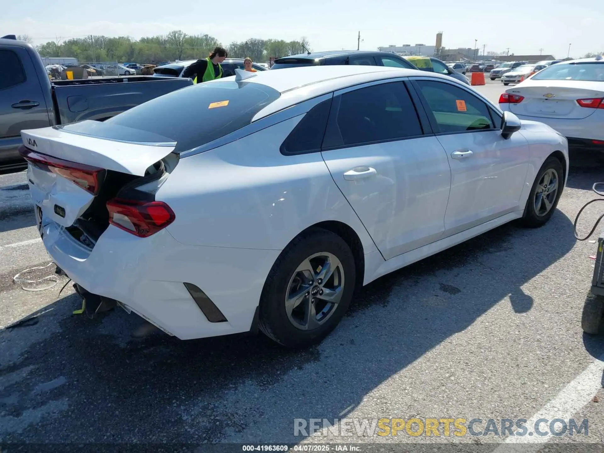 4 fotografías del automóvil dañado 5XXG14J24NG105116 KIA K5 2022