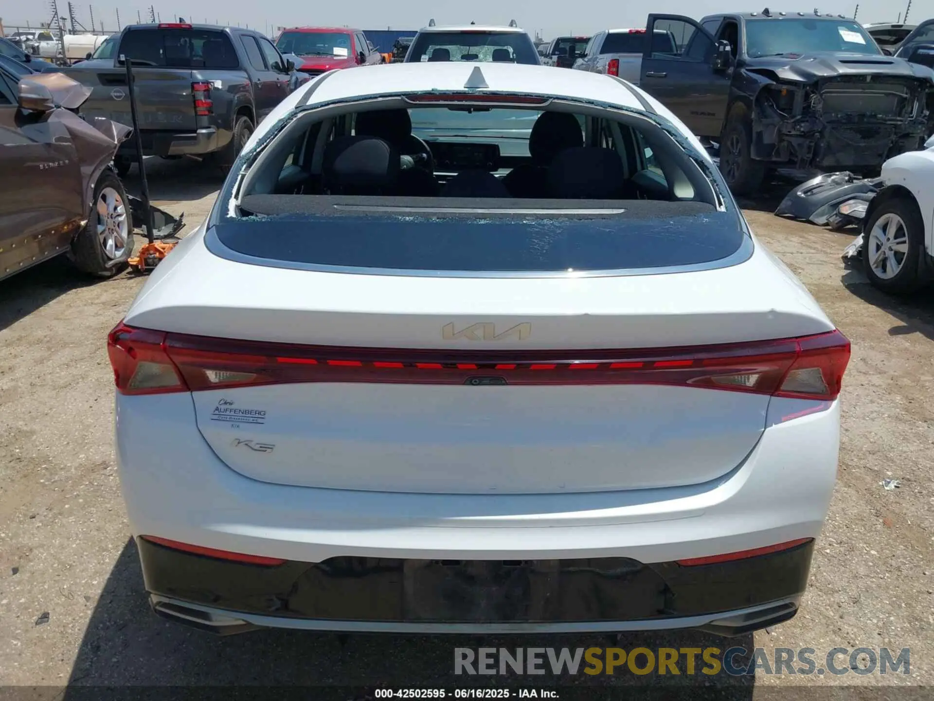 16 fotografías del automóvil dañado 5XXG14J26NG132284 KIA K5 2022