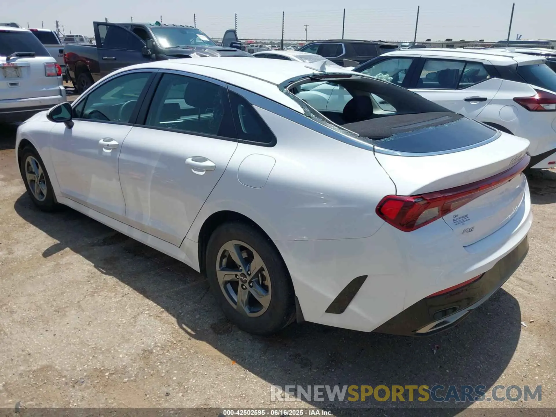 3 fotografías del automóvil dañado 5XXG14J26NG132284 KIA K5 2022