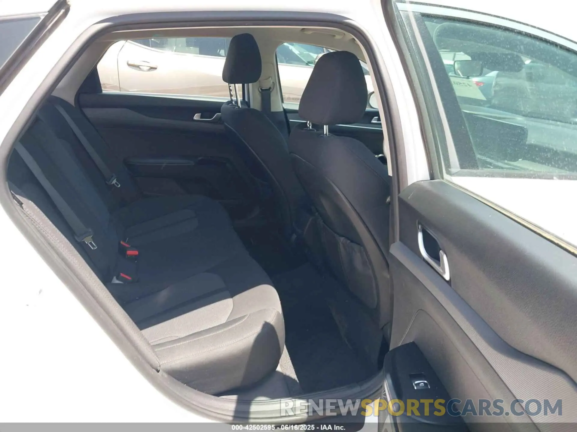 8 fotografías del automóvil dañado 5XXG14J26NG132284 KIA K5 2022