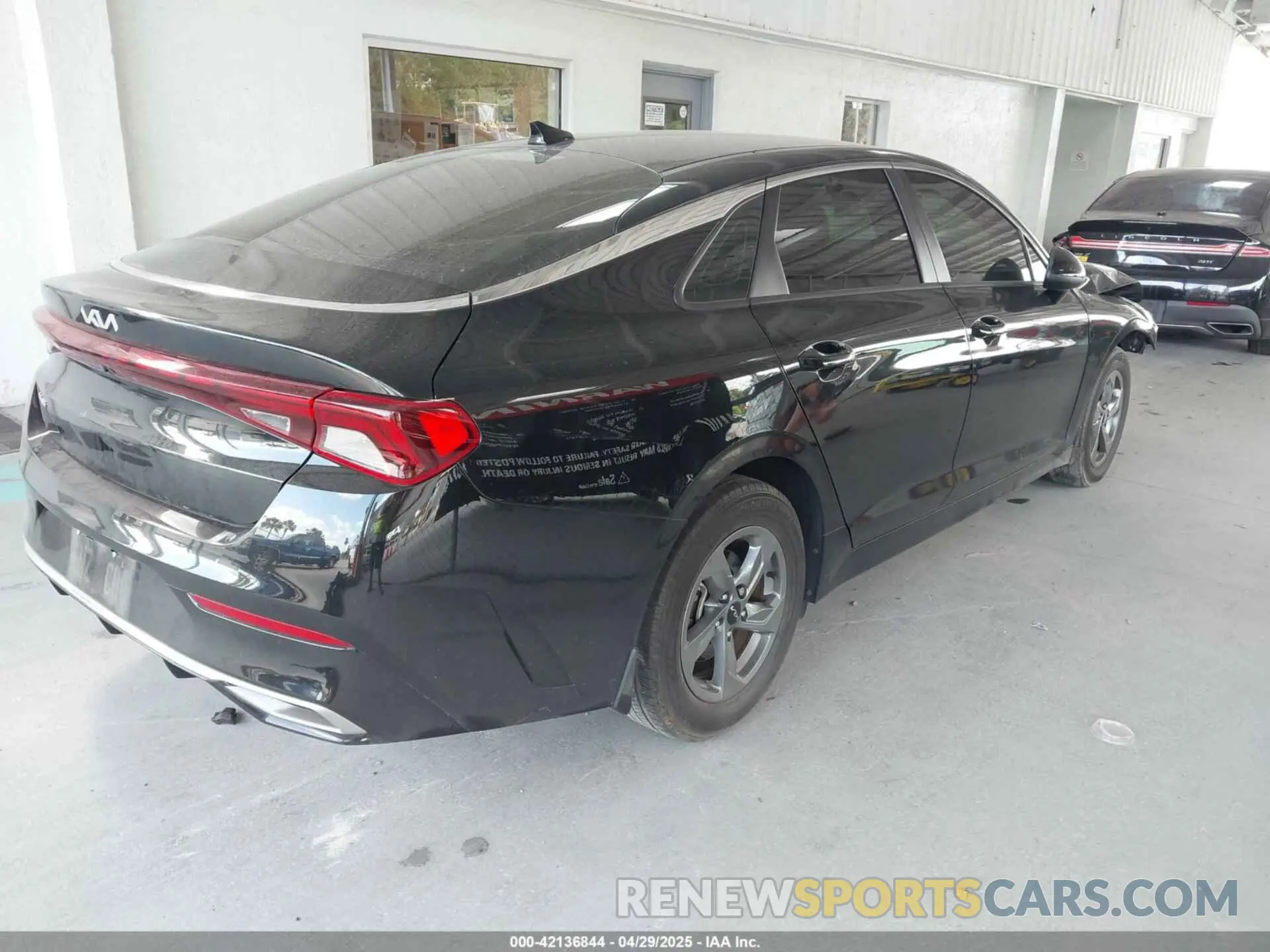 4 fotografías del automóvil dañado 5XXG14J28NG105572 KIA K5 2022
