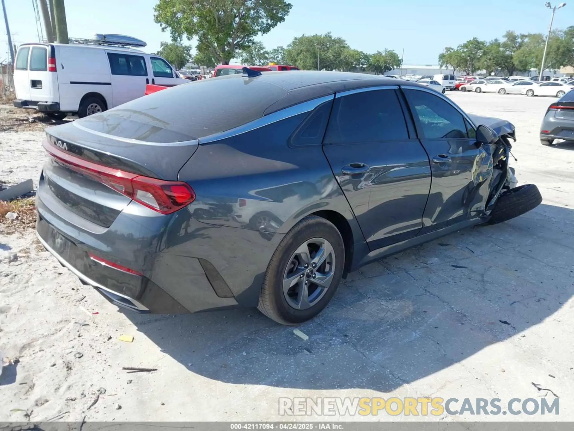 4 fotografías del automóvil dañado 5XXG14J28NG113817 KIA K5 2022