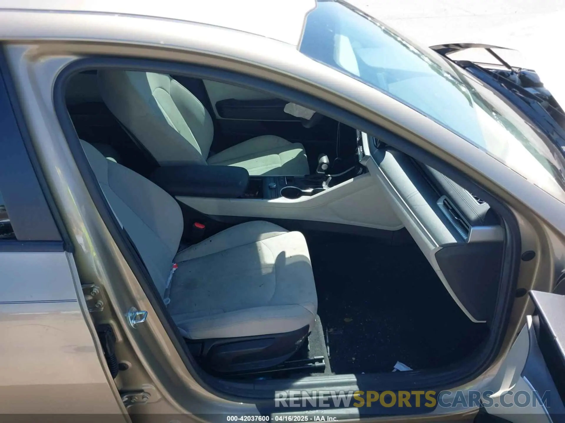 5 fotografías del automóvil dañado 5XXG14J29NG083274 KIA K5 2022