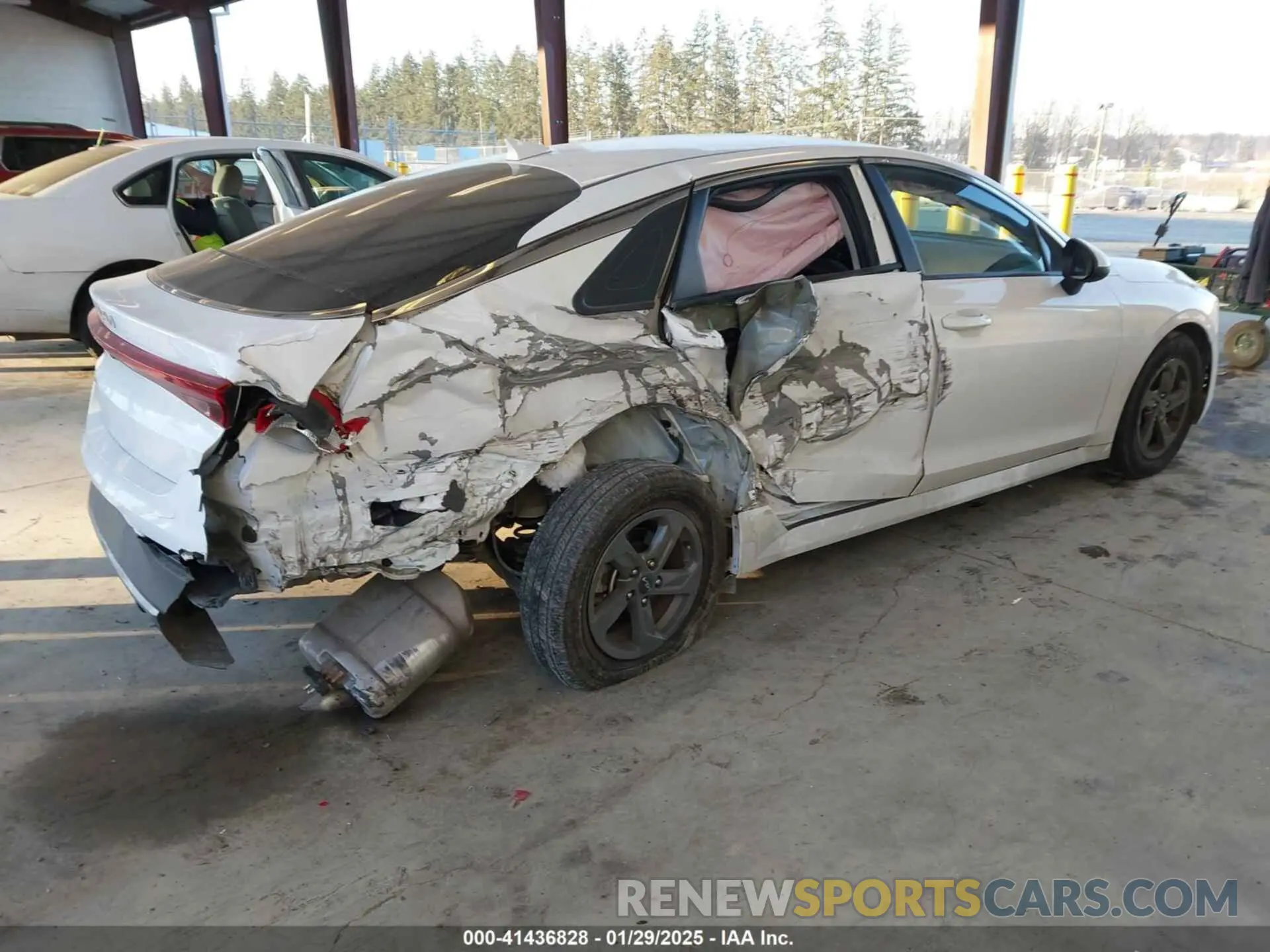 4 fotografías del automóvil dañado 5XXG24J2XNG083460 KIA K5 2022