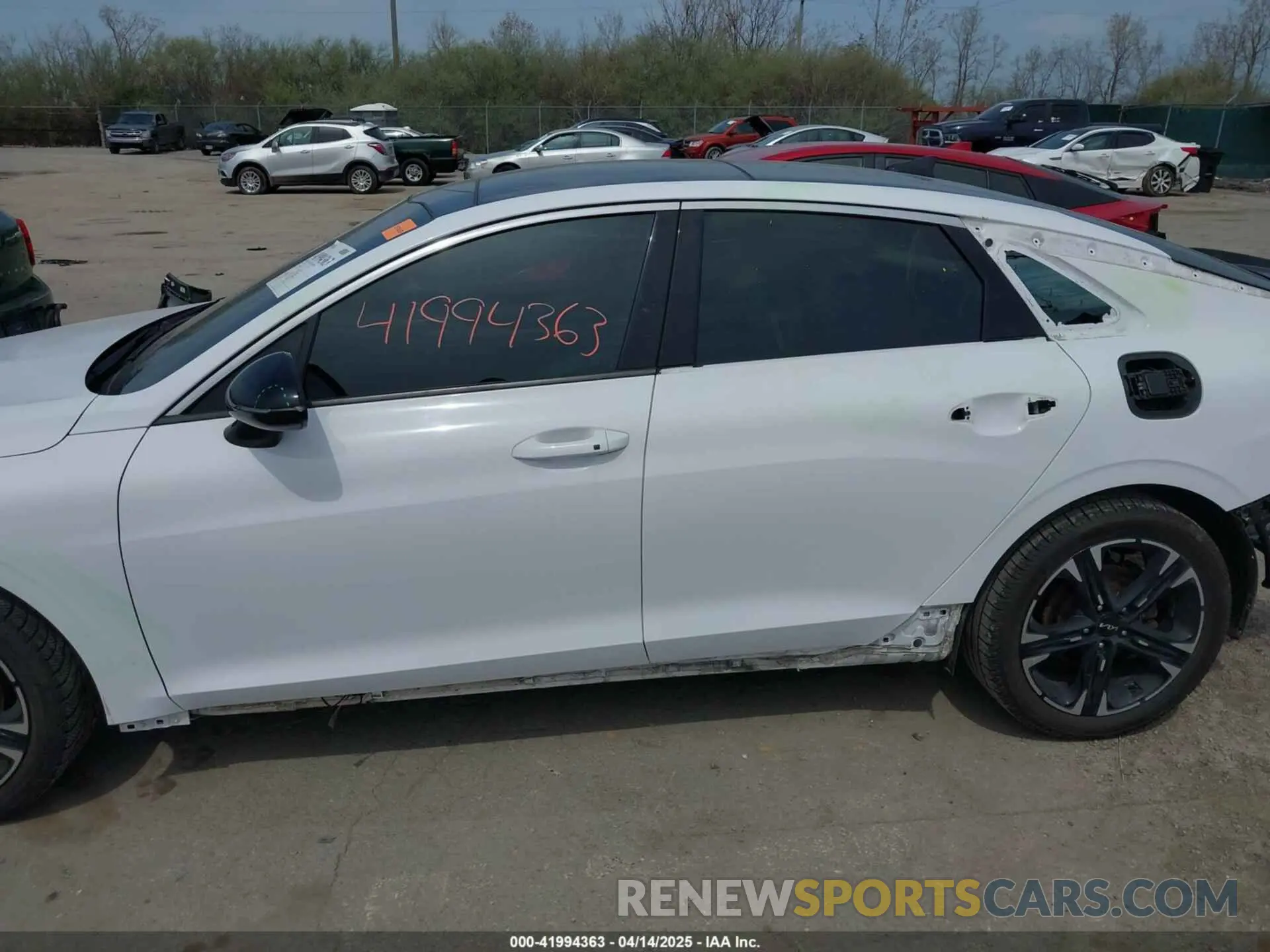 15 fotografías del automóvil dañado 5XXG64J21NG098563 KIA K5 2022