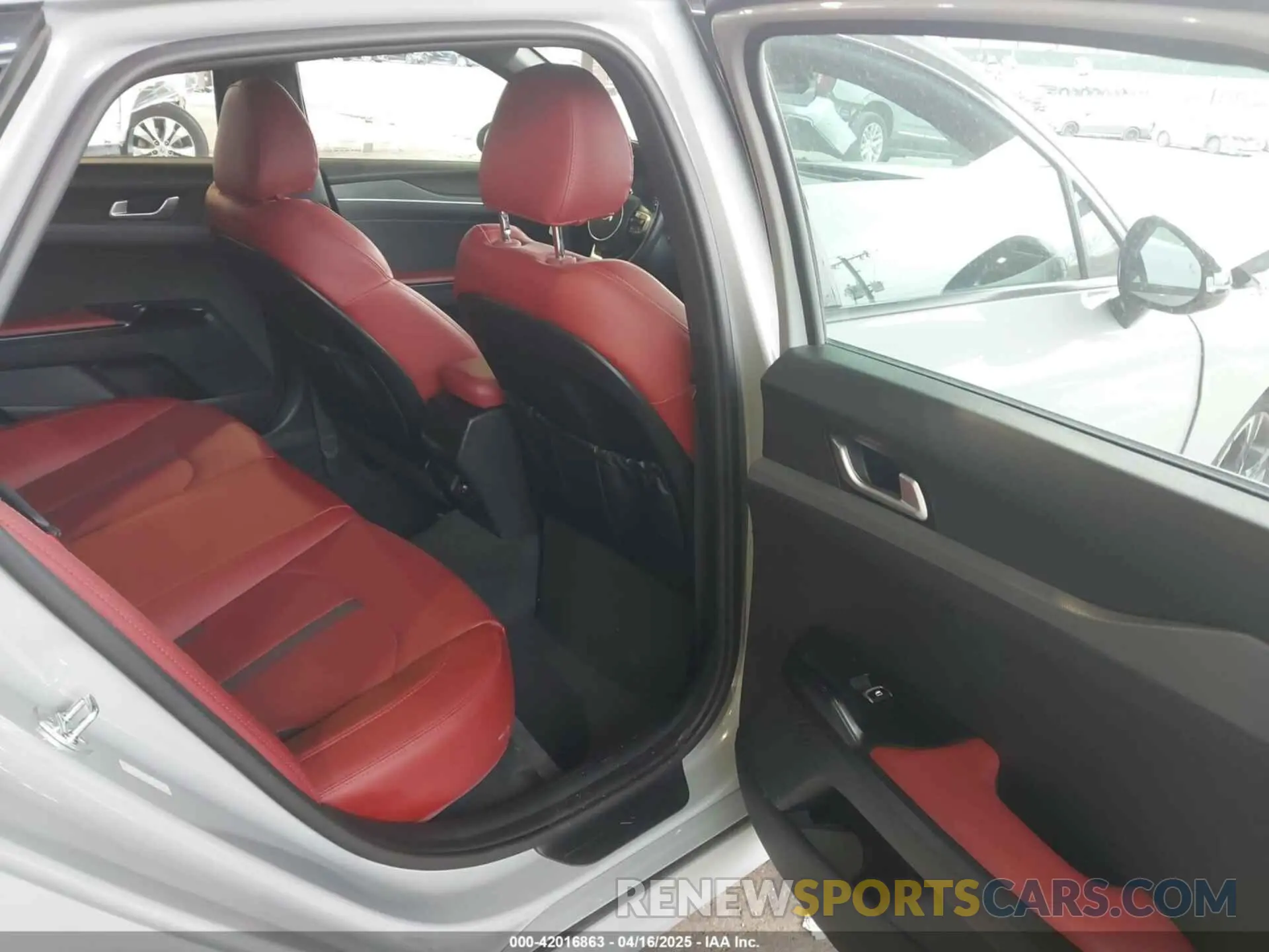 8 fotografías del automóvil dañado 5XXG64J21NG127446 KIA K5 2022