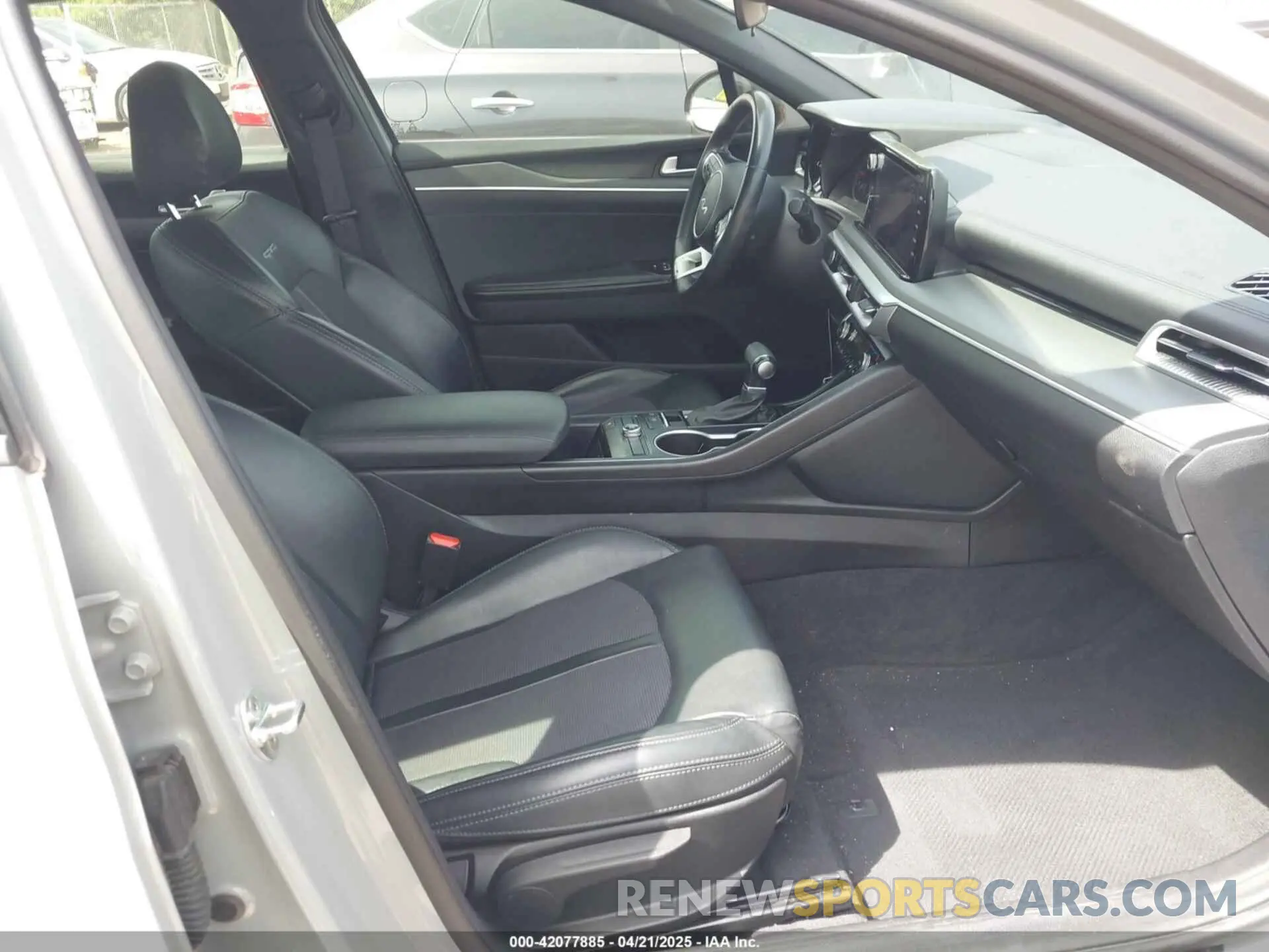 4 fotografías del automóvil dañado 5XXG64J22NG120702 KIA K5 2022