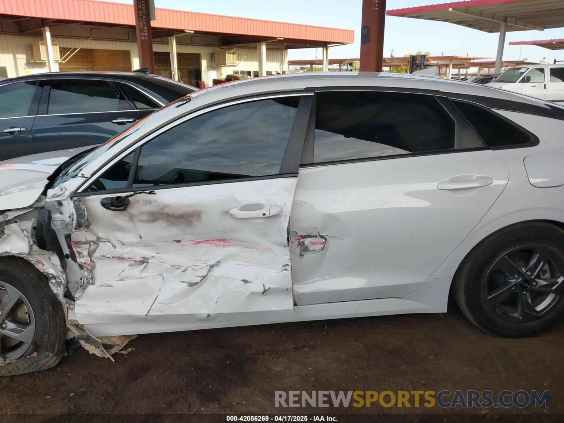 14 fotografías del automóvil dañado 5XXG14J21PG207928 KIA K5 2023