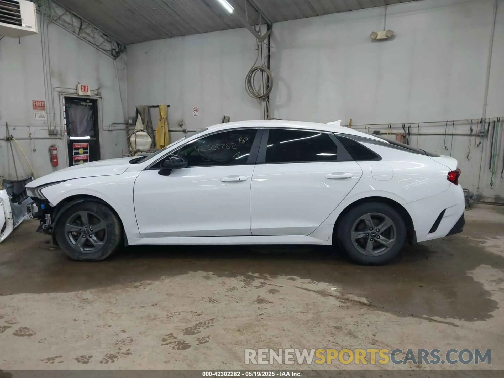 14 fotografías del automóvil dañado 5XXG14J25PG183200 KIA K5 2023
