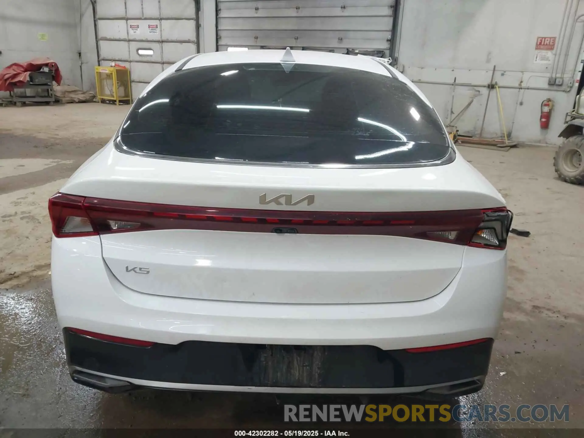 16 fotografías del automóvil dañado 5XXG14J25PG183200 KIA K5 2023