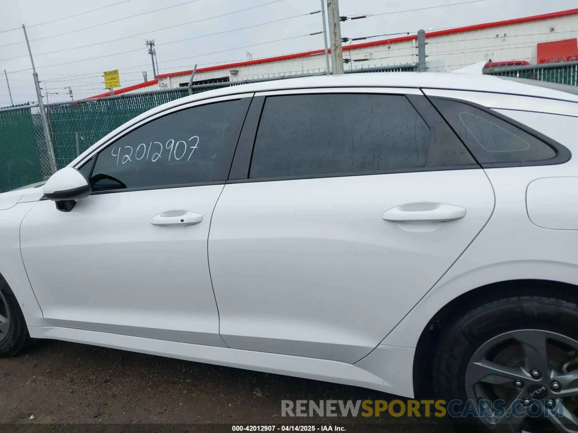 14 fotografías del automóvil dañado 5XXG14J26PG203910 KIA K5 2023