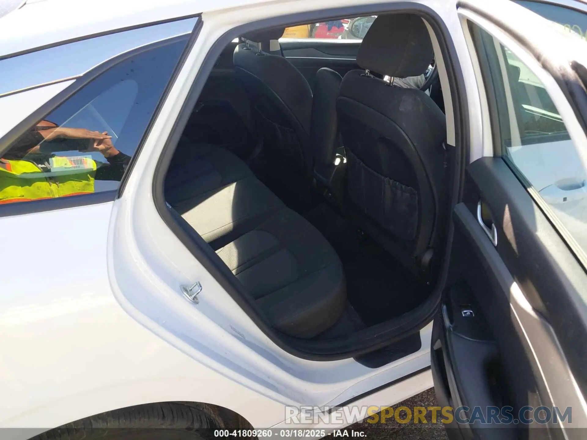 8 fotografías del automóvil dañado 5XXG14J2XPG220175 KIA K5 2023