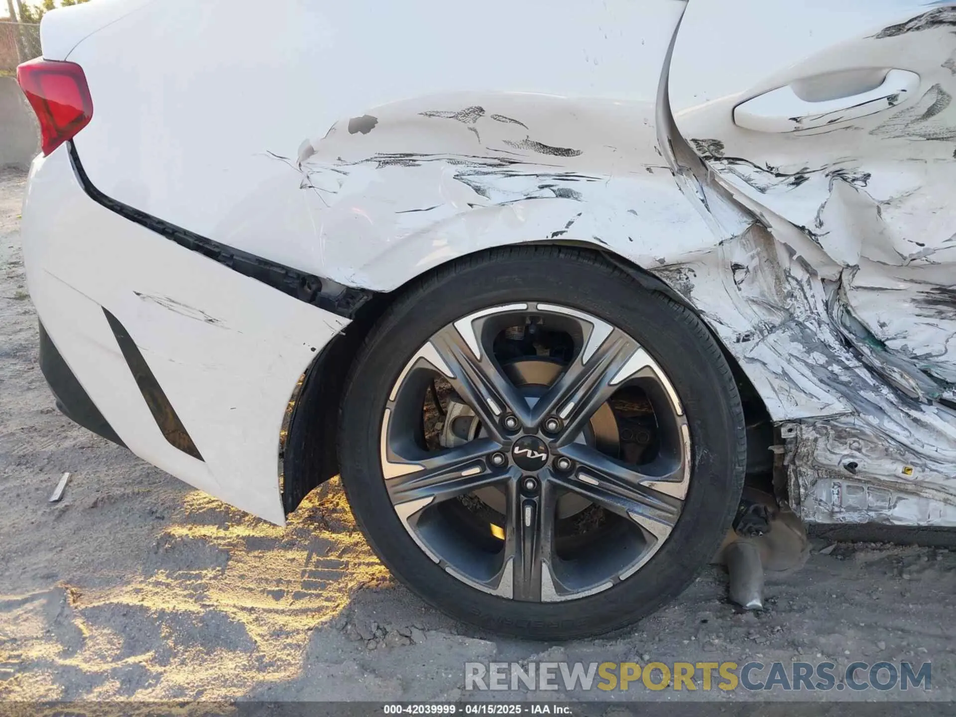 19 fotografías del automóvil dañado 5XXG34J22PG169121 KIA K5 2023