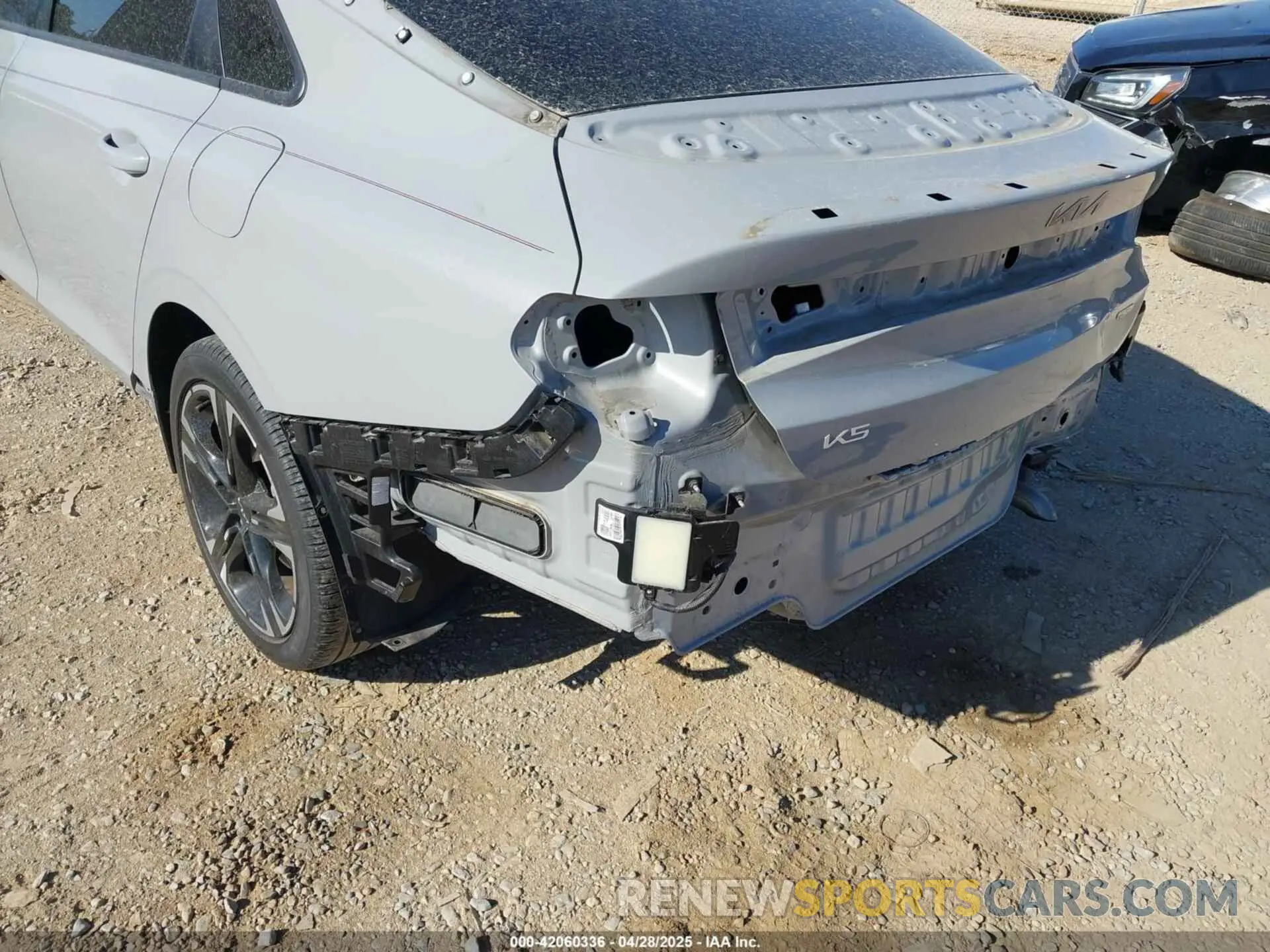 17 fotografías del automóvil dañado 5XXG64J20PG206965 KIA K5 2023