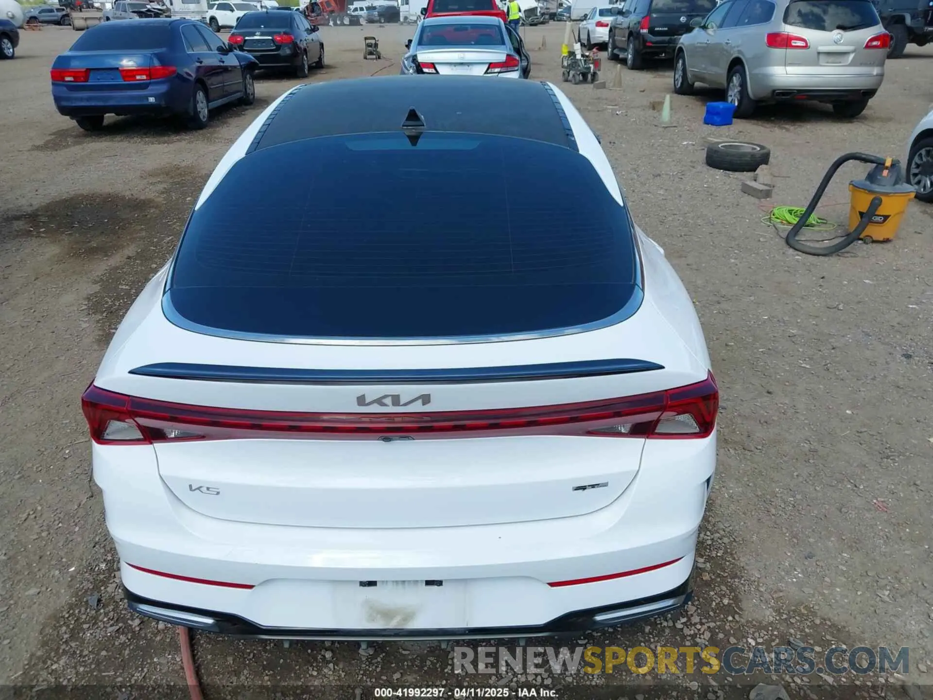 17 fotografías del automóvil dañado 5XXG64J21PG176245 KIA K5 2023
