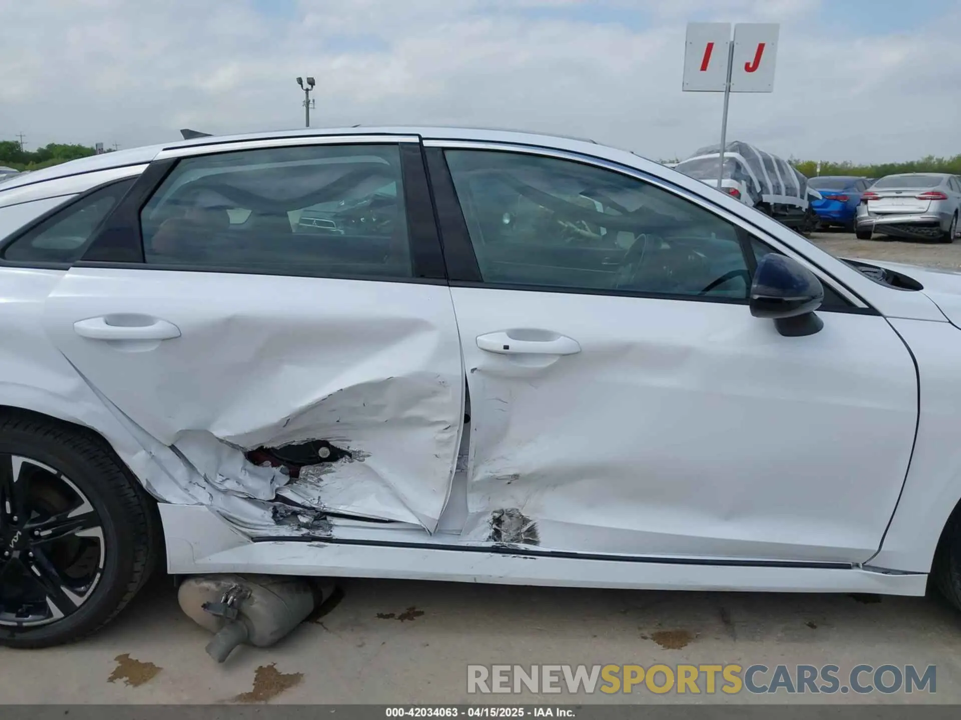 13 fotografías del automóvil dañado 5XXG64J21PG183275 KIA K5 2023