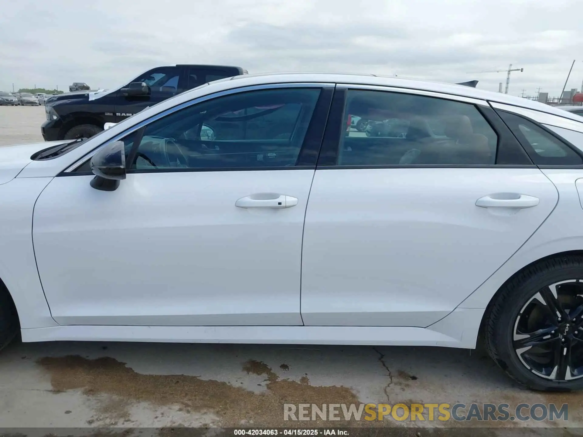 14 fotografías del automóvil dañado 5XXG64J21PG183275 KIA K5 2023