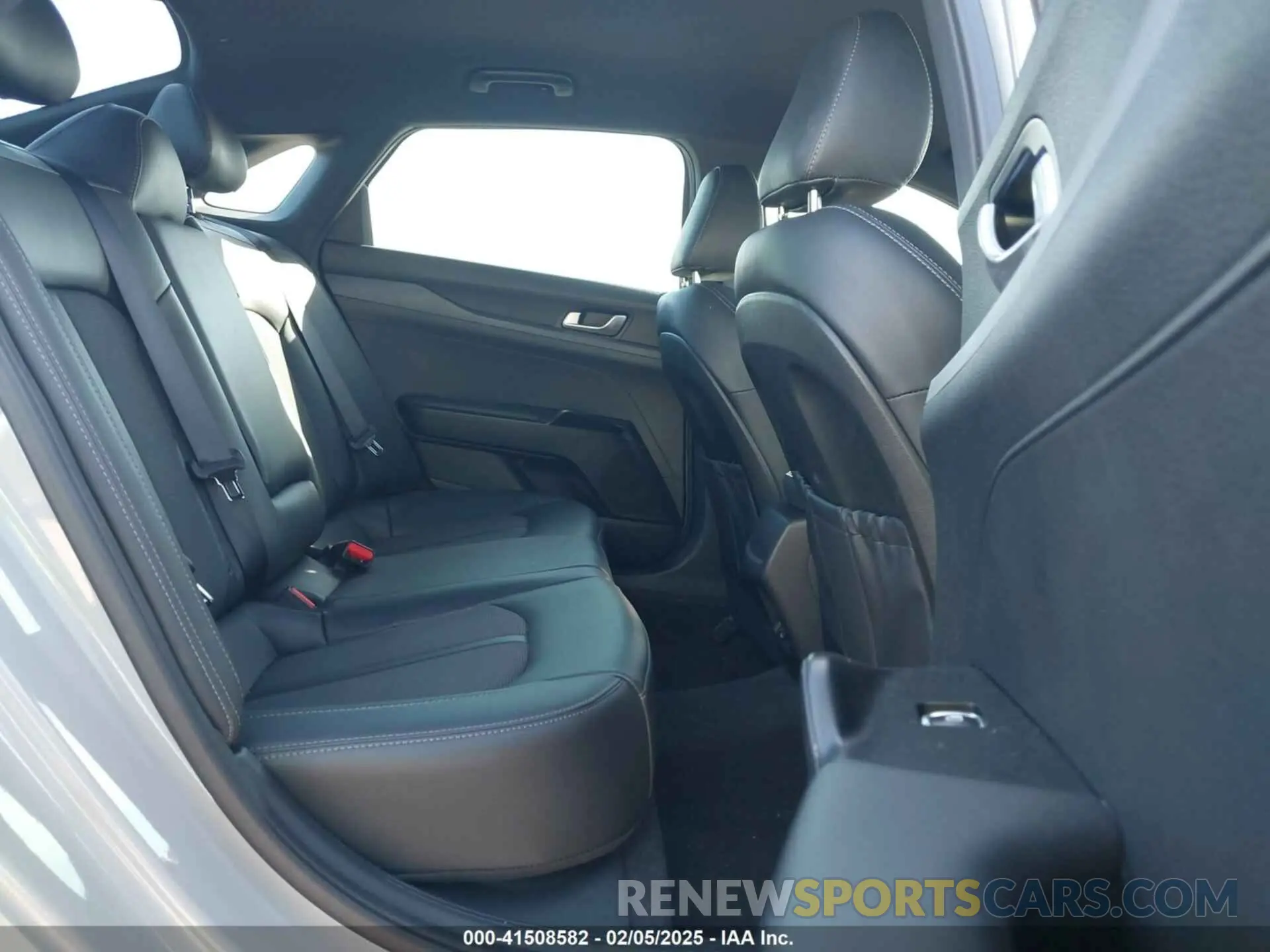 8 fotografías del automóvil dañado 5XXG64J23PG207155 KIA K5 2023
