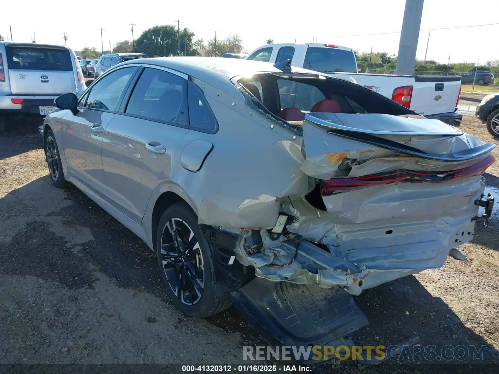 3 fotografías del automóvil dañado 5XXG64J23RG262935 KIA K5 2024