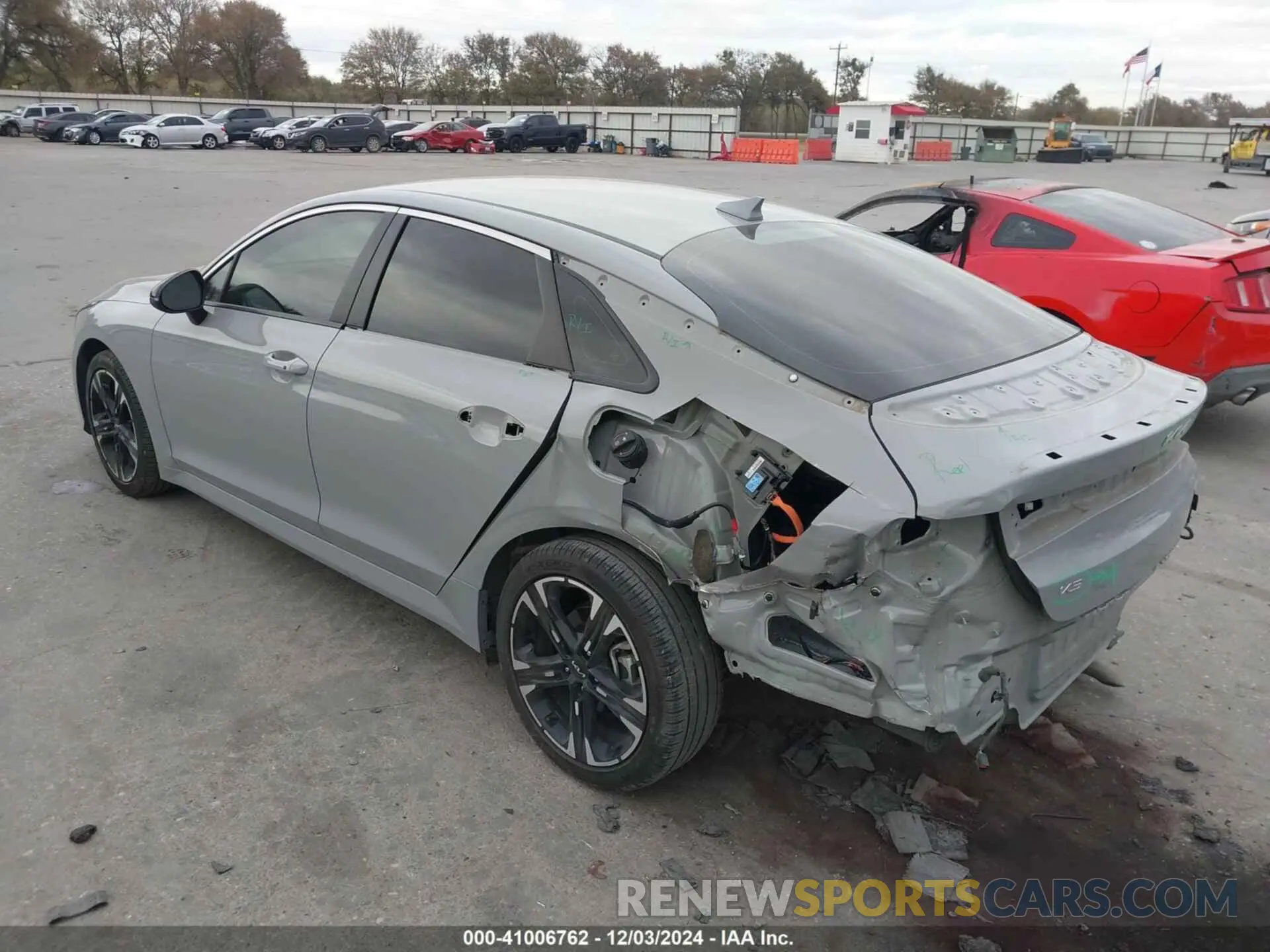 3 fotografías del automóvil dañado 5XXG64J26RG241125 KIA K5 2024
