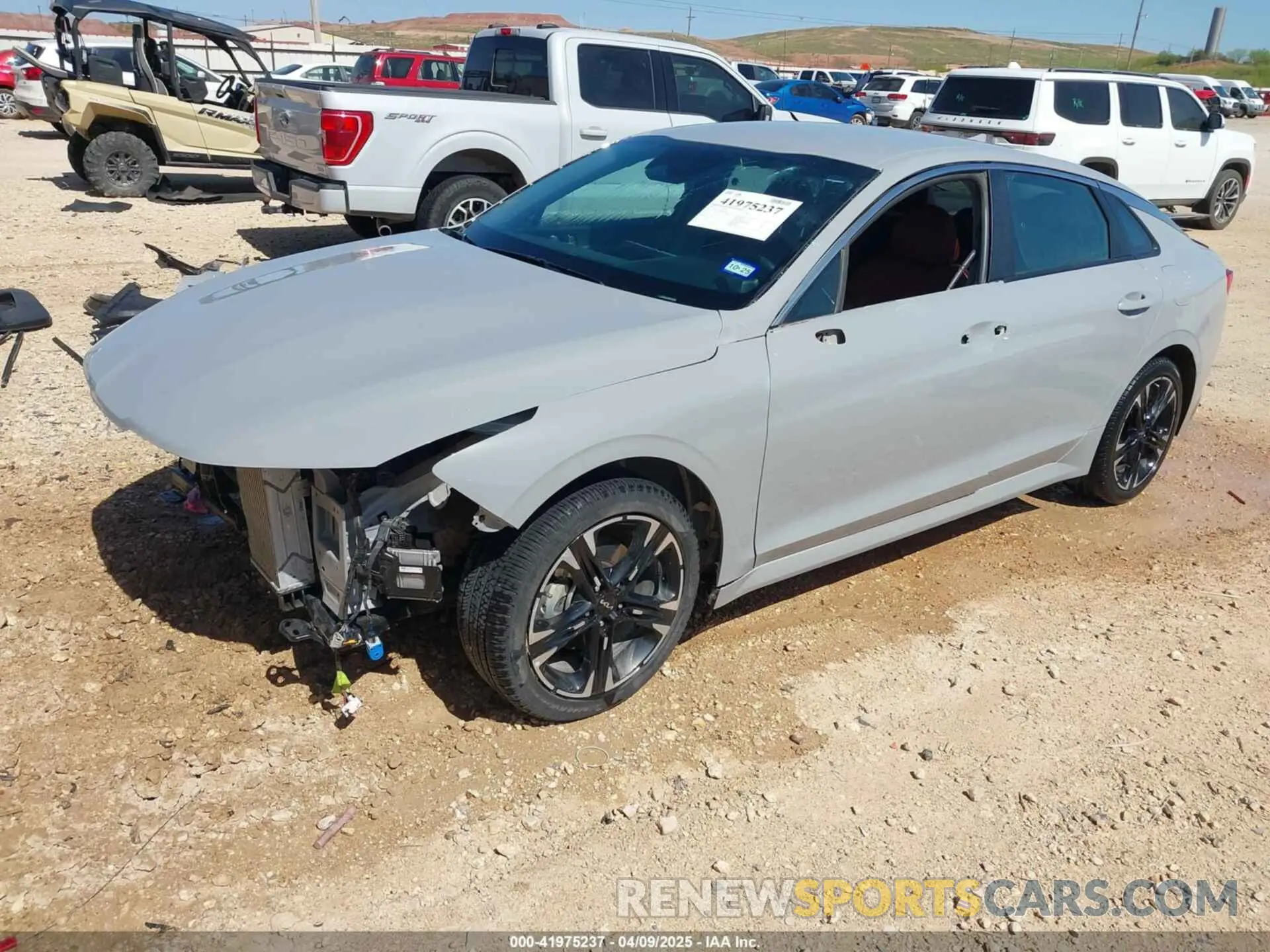 2 fotografías del automóvil dañado 5XXG64J26RG253369 KIA K5 2024