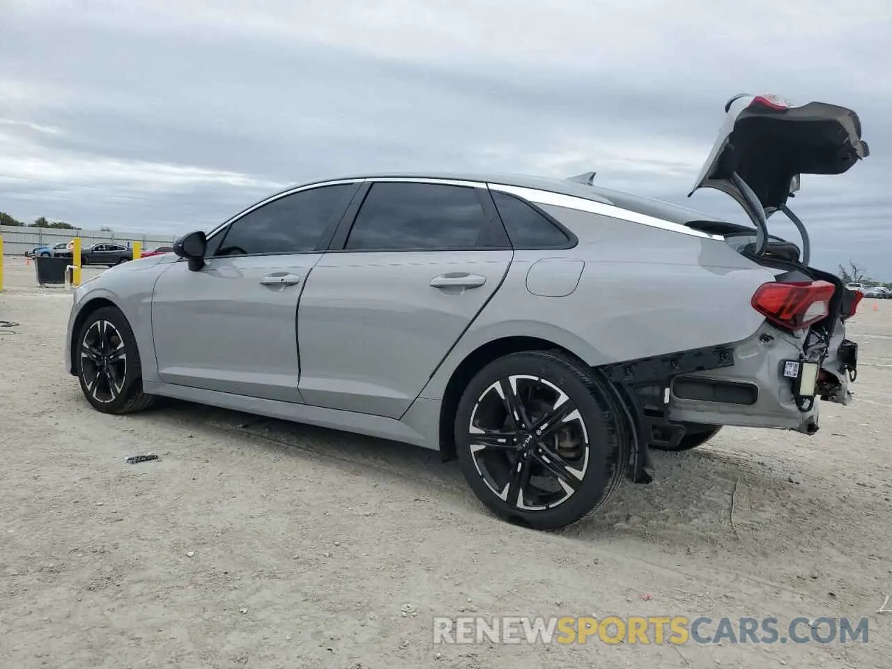 2 fotografías del automóvil dañado 5XXG64J2XRG240012 KIA K5 2024