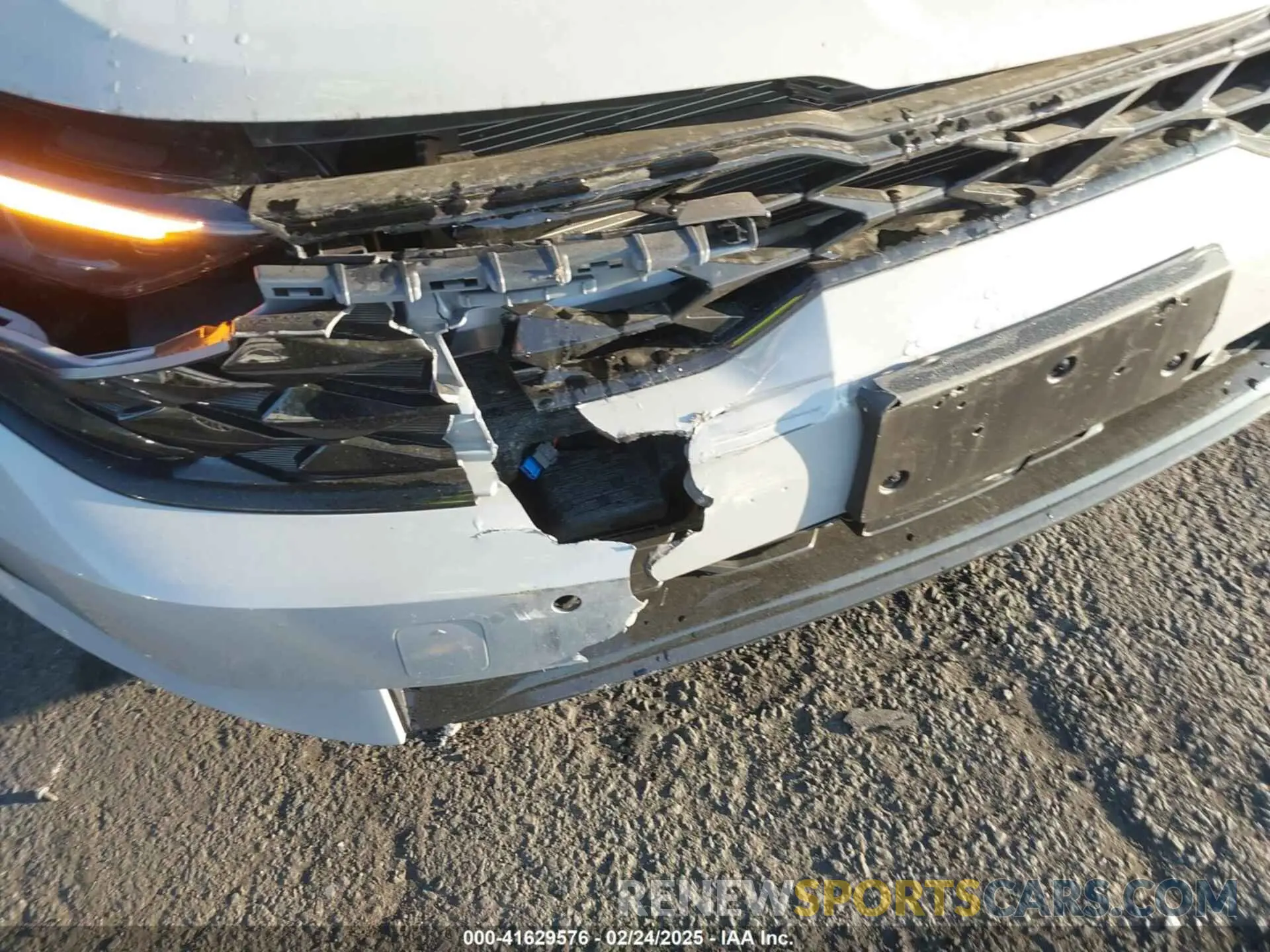 12 fotografías del automóvil dañado KNAG64J70S5313763 KIA K5 2025