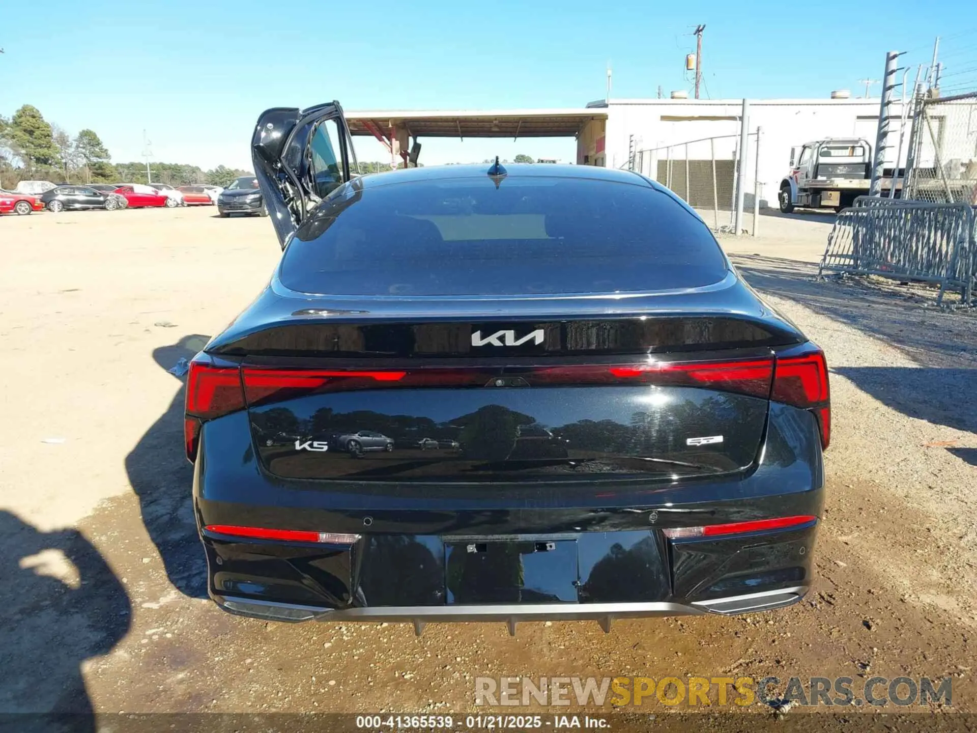 17 fotografías del automóvil dañado KNAG64J71S5272205 KIA K5 2025