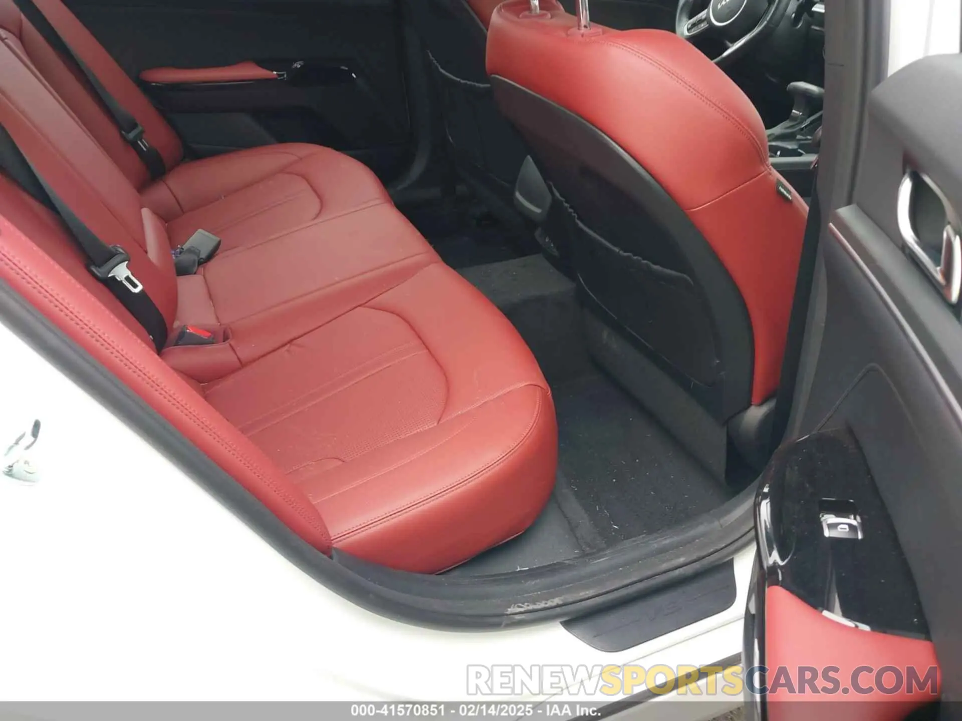 8 fotografías del automóvil dañado KNAG64J72S5305308 KIA K5 2025