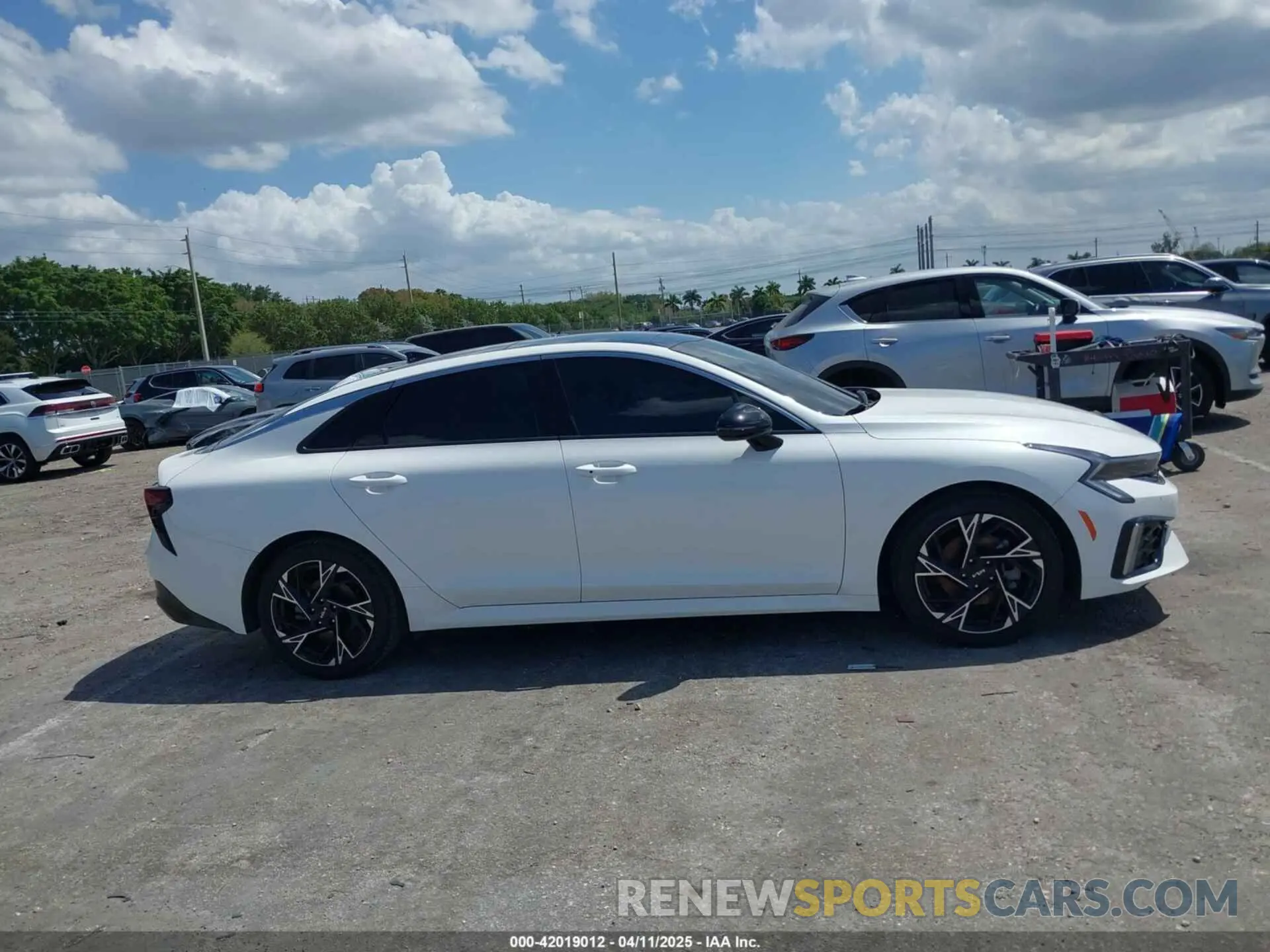 13 fotografías del automóvil dañado KNAG64J73S5269838 KIA K5 2025