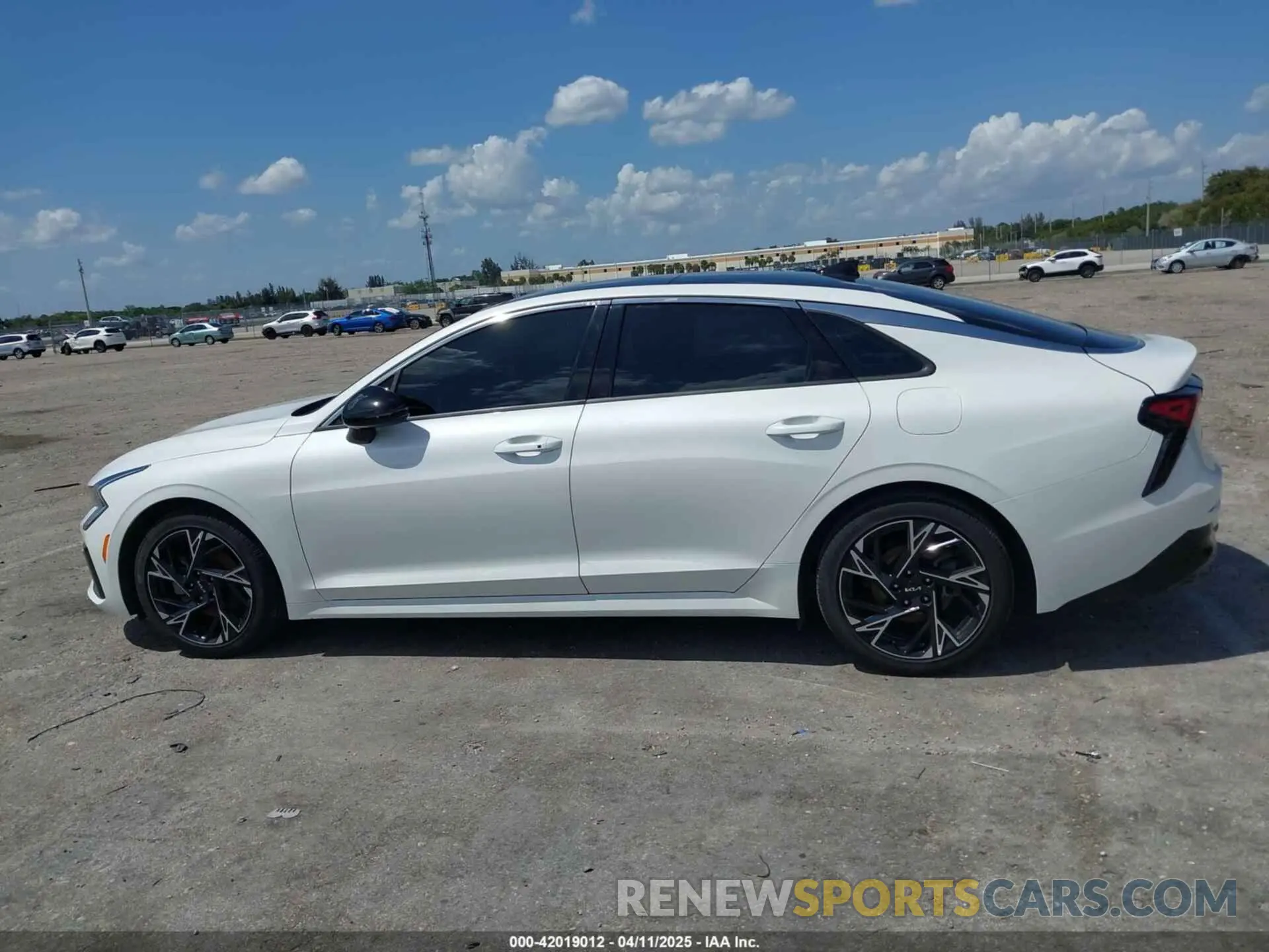 14 fotografías del automóvil dañado KNAG64J73S5269838 KIA K5 2025