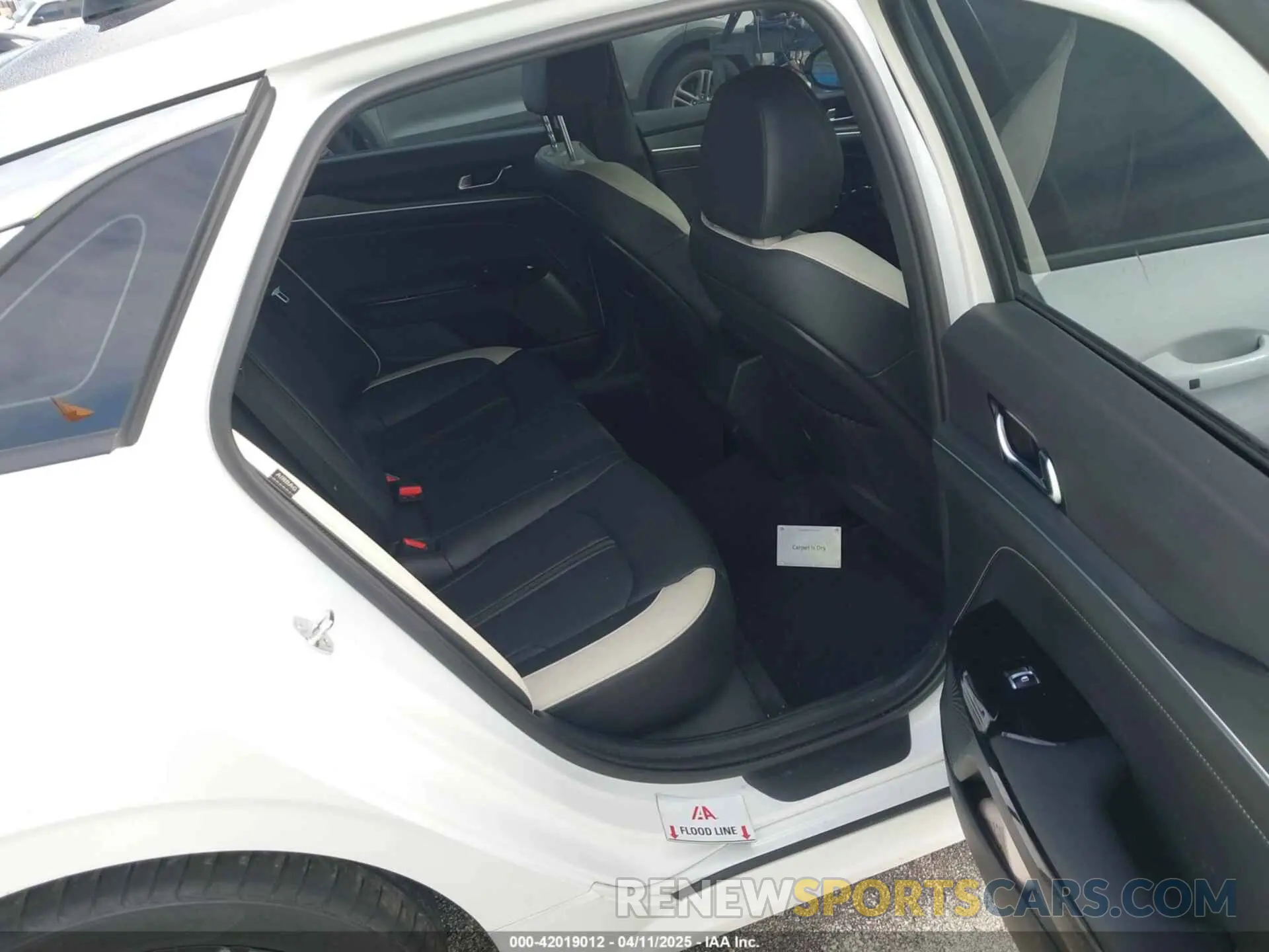 8 fotografías del automóvil dañado KNAG64J73S5269838 KIA K5 2025
