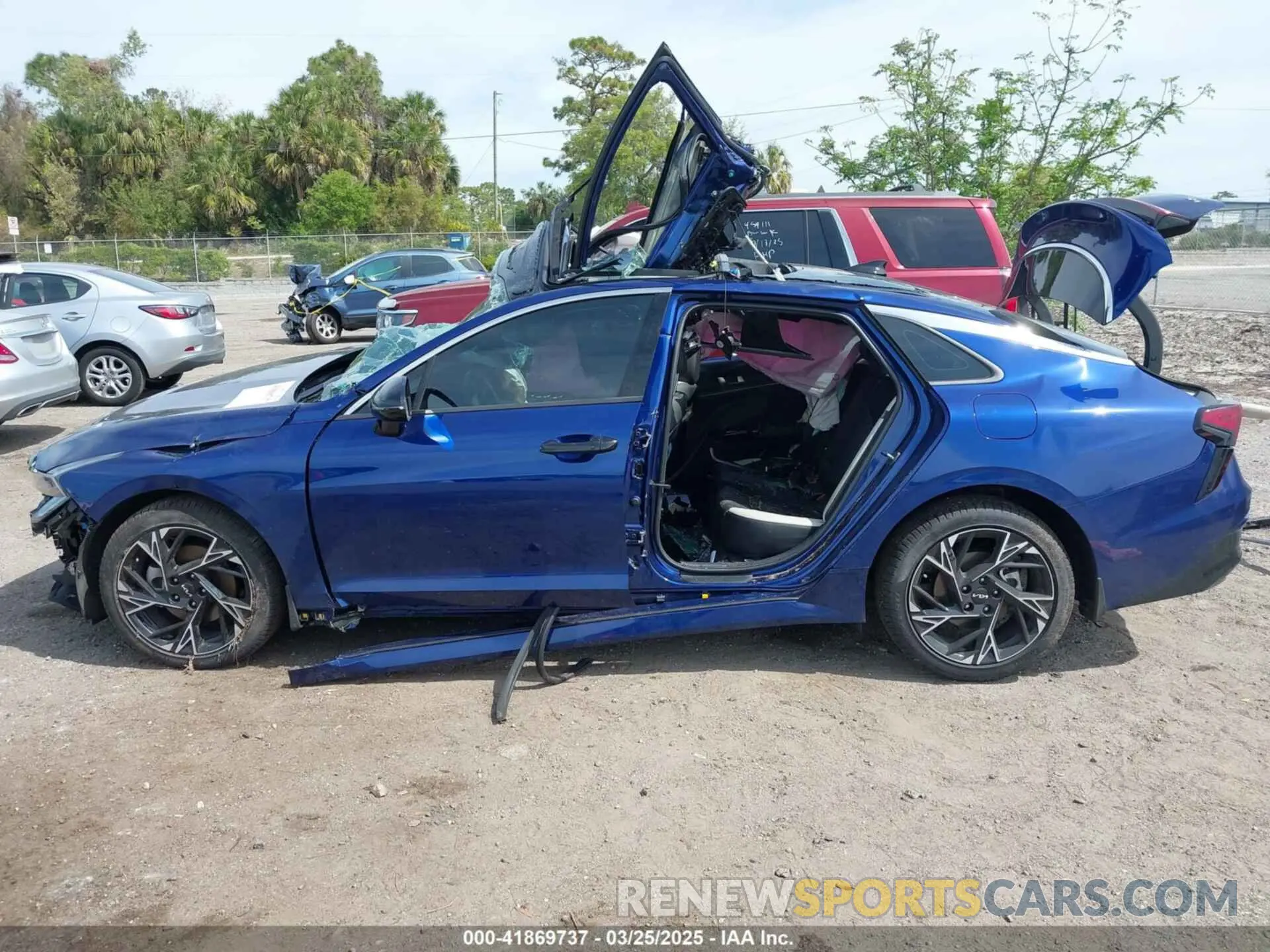 13 fotografías del automóvil dañado KNAG64J79S5269682 KIA K5 2025