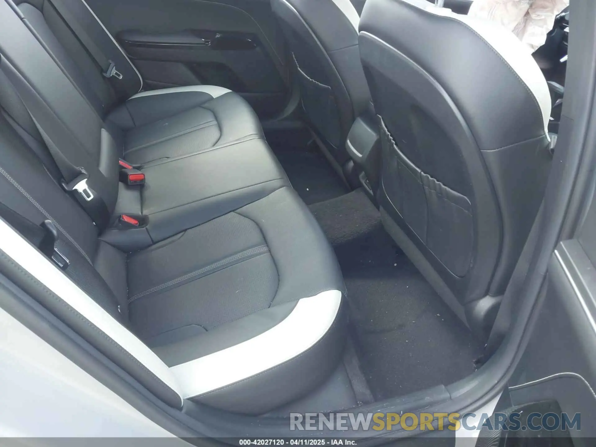 8 fotografías del automóvil dañado KNAG64J7XS5304309 KIA K5 2025