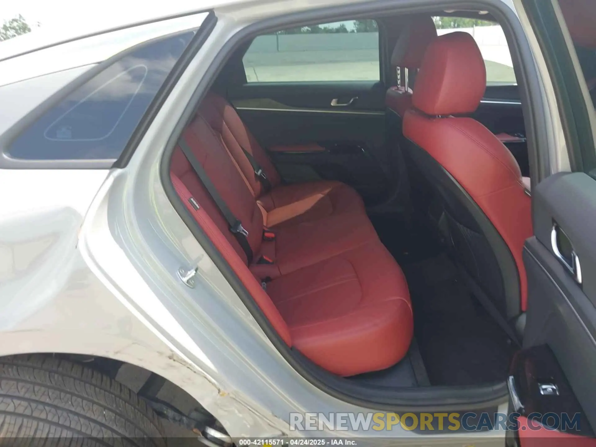 8 fotografías del automóvil dañado KNAG64J7XS5313589 KIA K5 2025