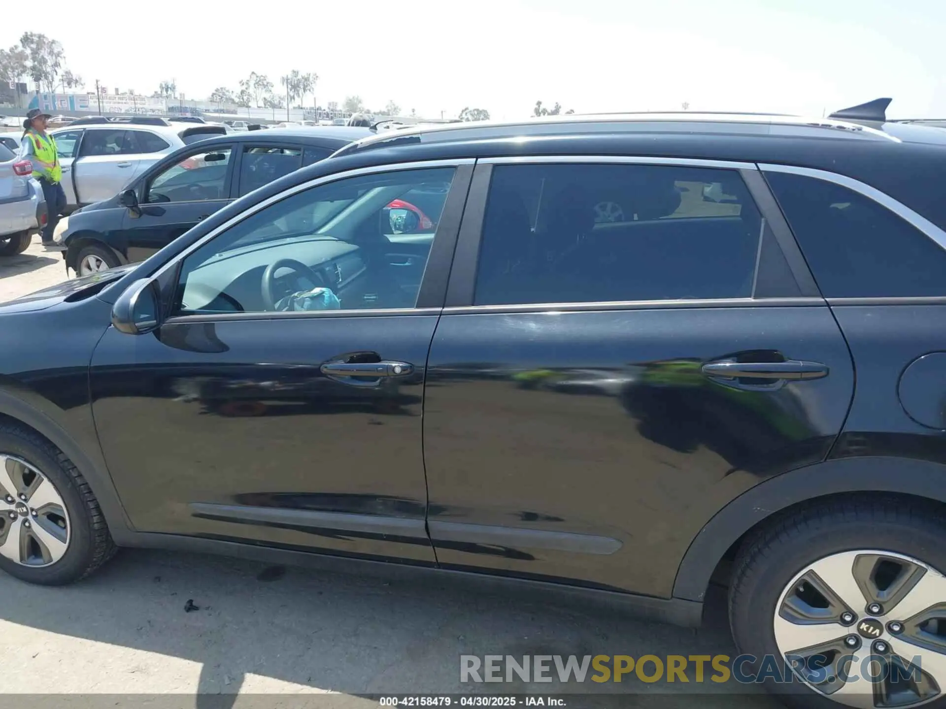 14 fotografías del automóvil dañado KNDCB3LC0K5290177 KIA NIRO 2019