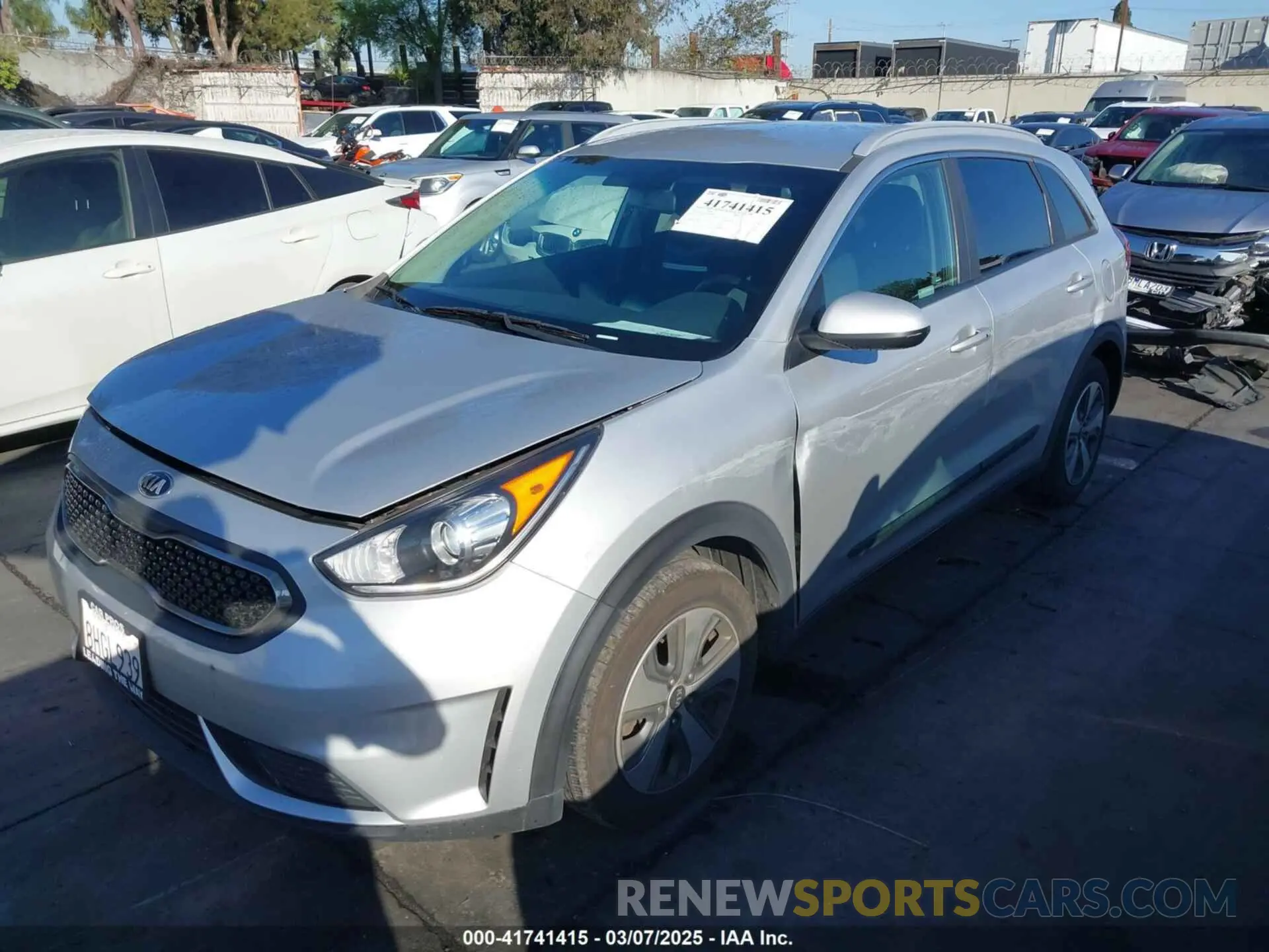 2 fotografías del automóvil dañado KNDCB3LC1K5256409 KIA NIRO 2019