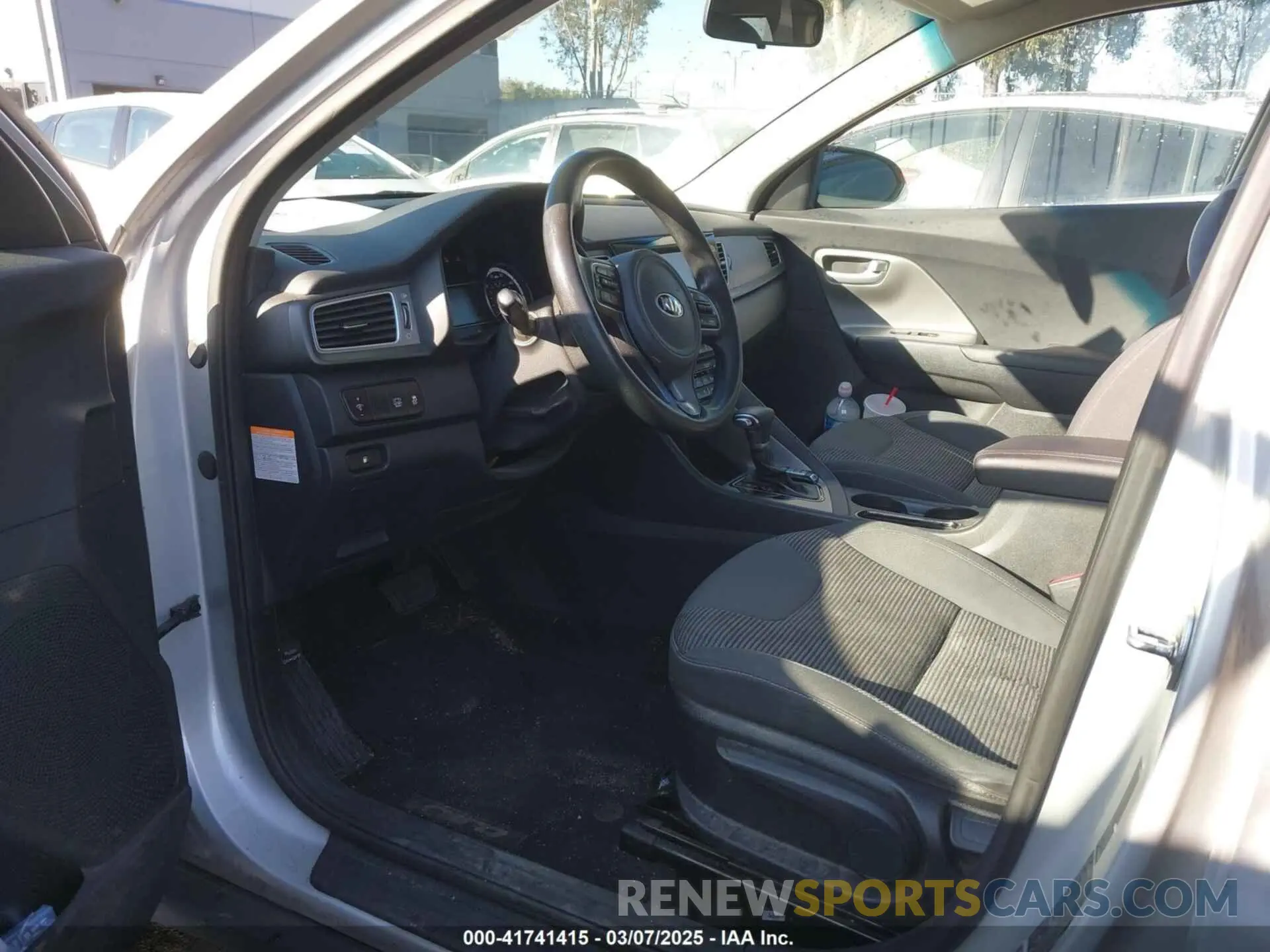 20 fotografías del automóvil dañado KNDCB3LC1K5256409 KIA NIRO 2019