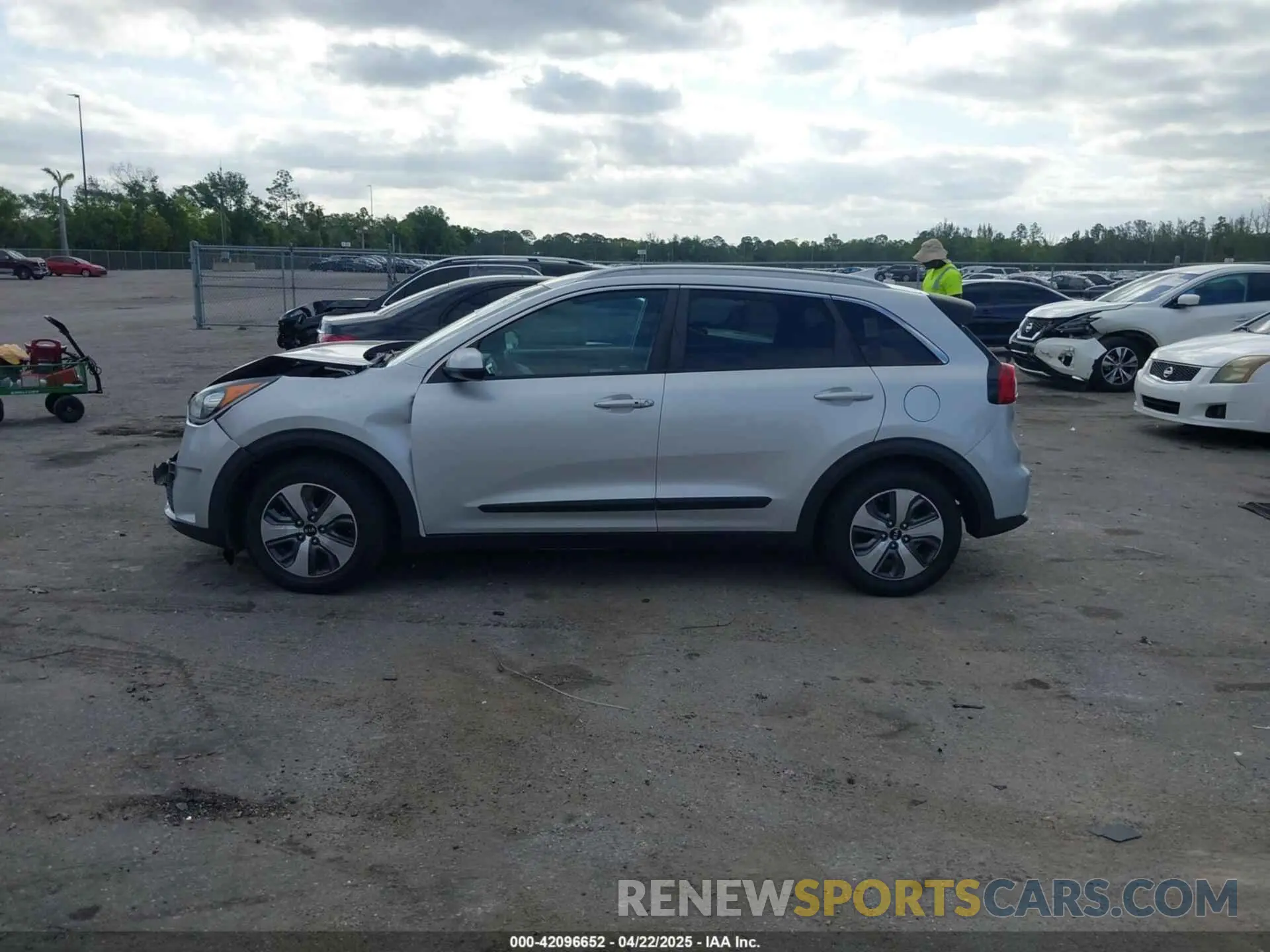 14 fotografías del automóvil dañado KNDCB3LC7K5231434 KIA NIRO 2019