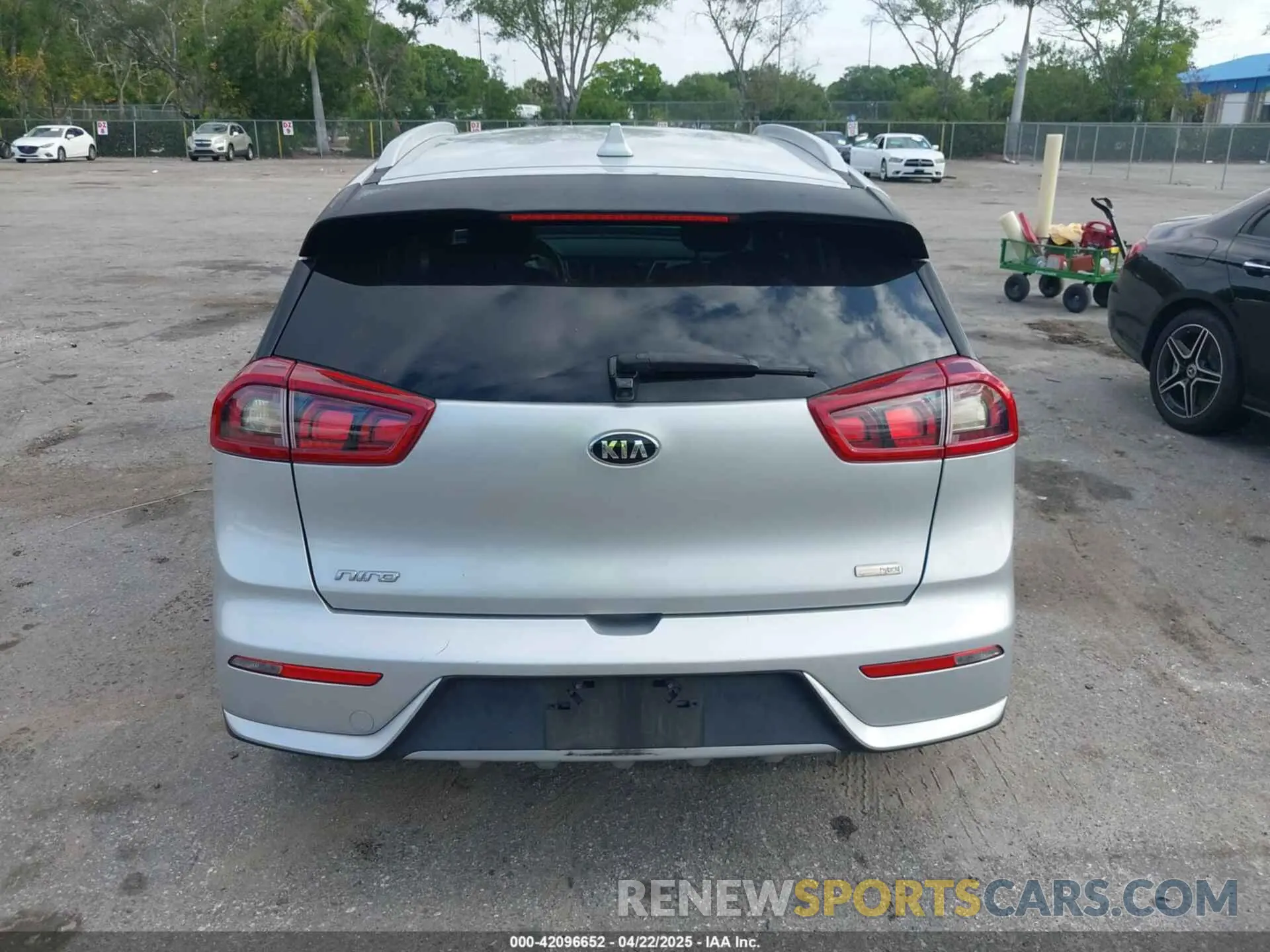 16 fotografías del automóvil dañado KNDCB3LC7K5231434 KIA NIRO 2019